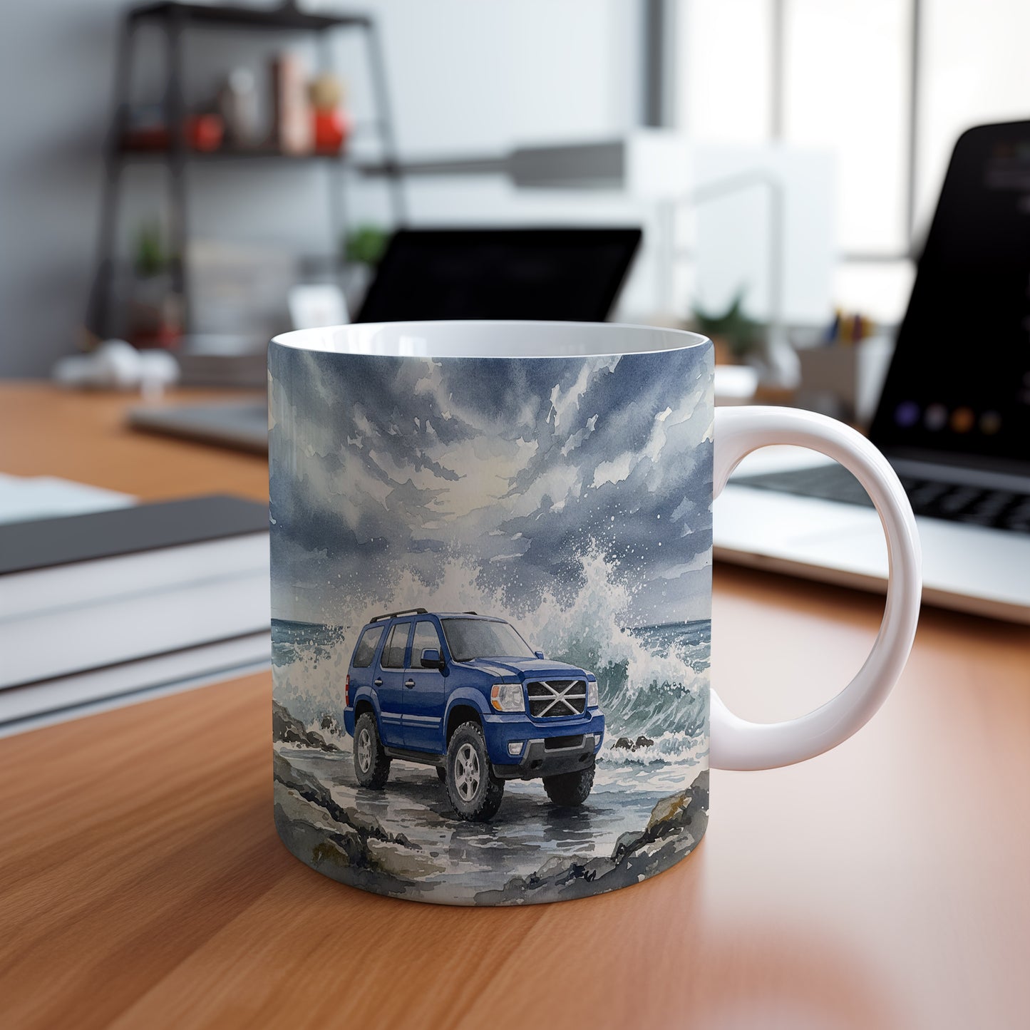 Hrnek s SUV u mořských vln