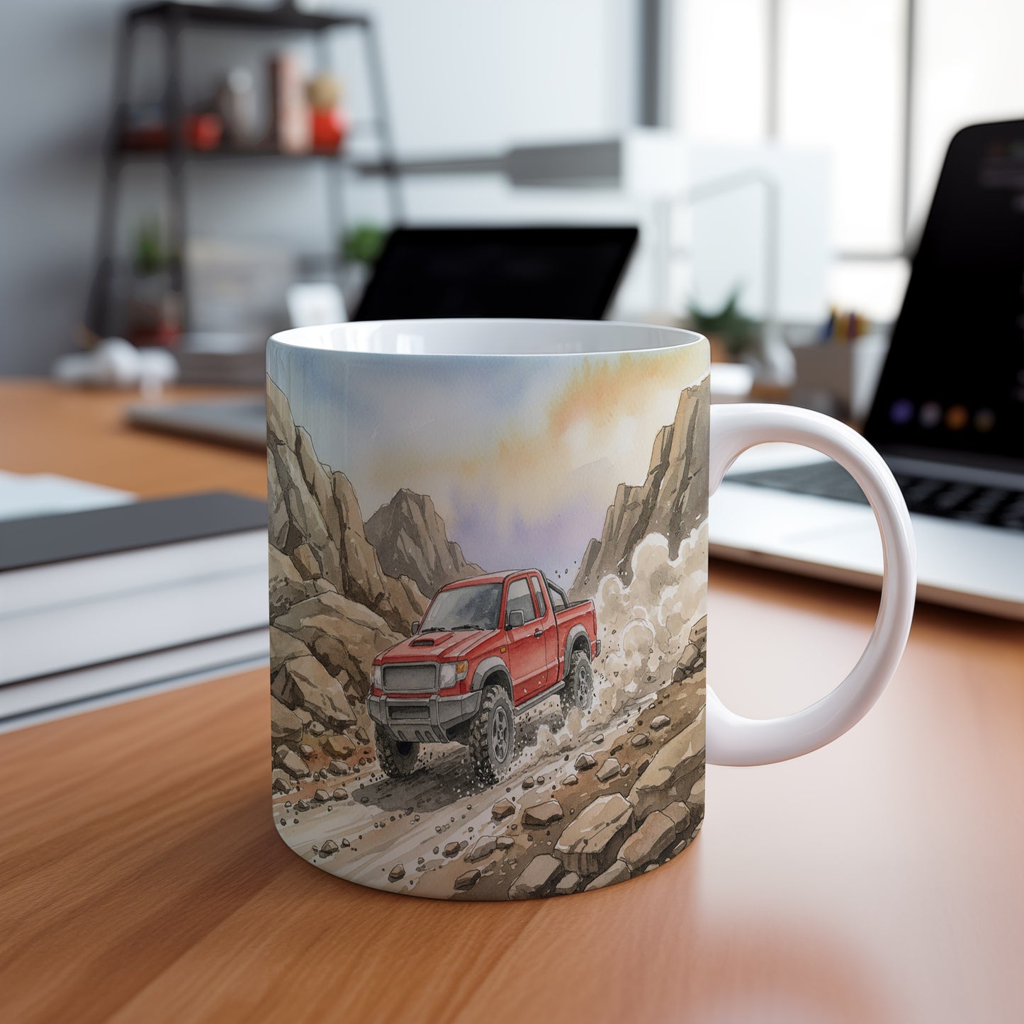 Hrnek s terénním vozem v horách