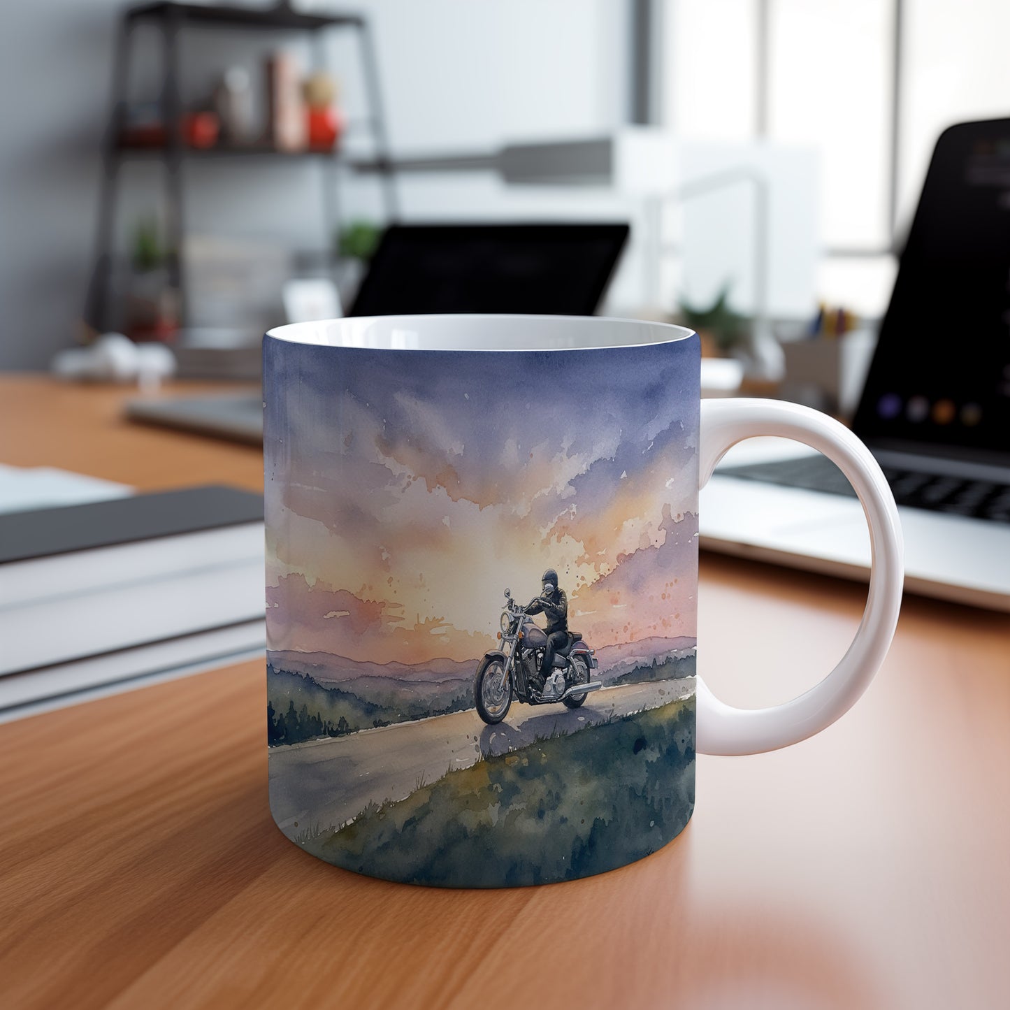 Hrnek s motorkářem při západu slunce