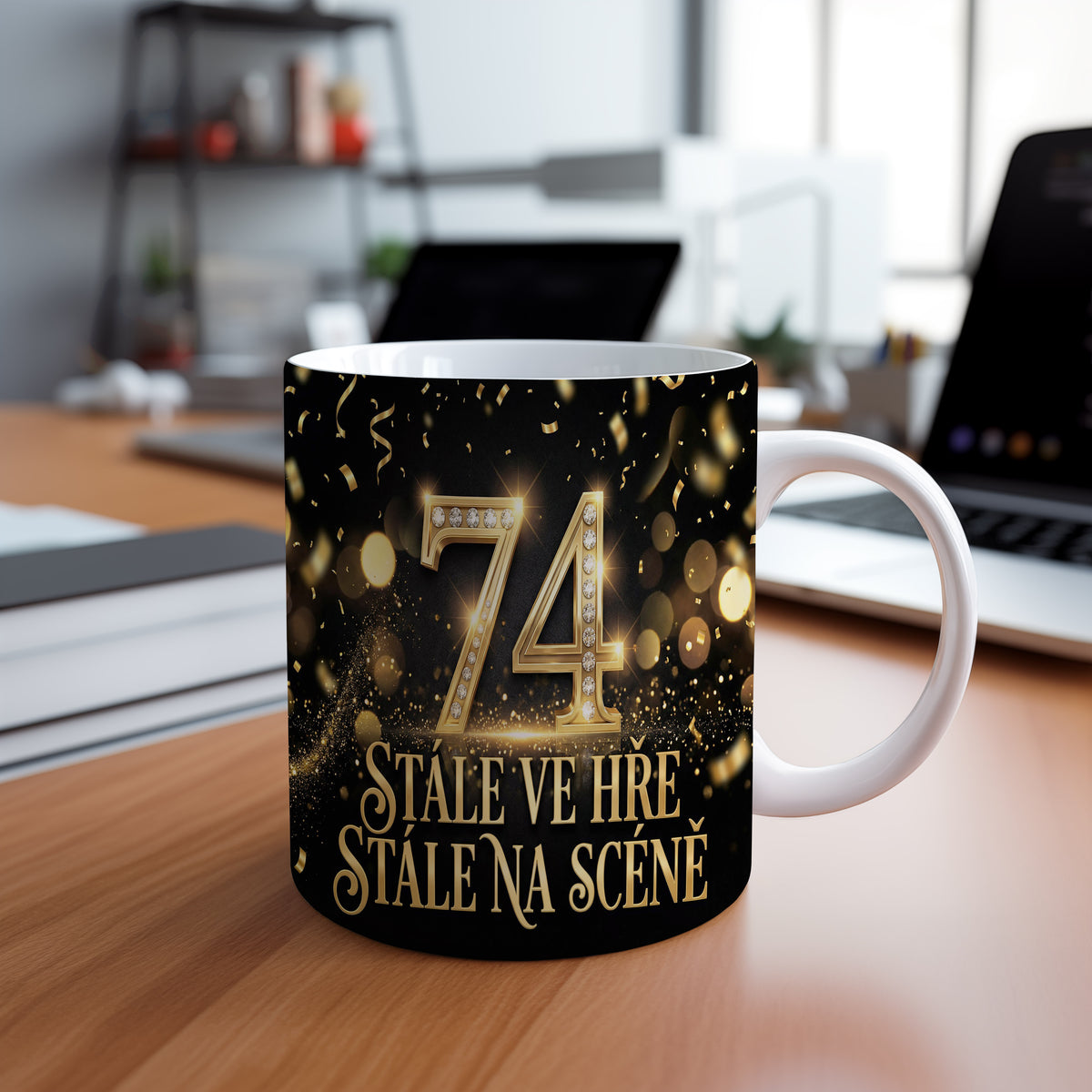 Narozeninový hrnek 74 let – STÁLE VE HŘE, STÁLE NA SCÉNĚ