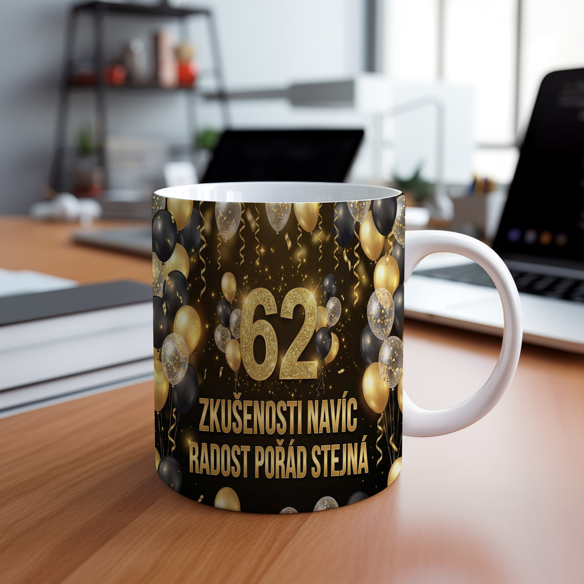 Narozeninový hrnek 62 let – ZKUŠENOSTI NAVÍC, RADOST POŘÁD STEJNÁ