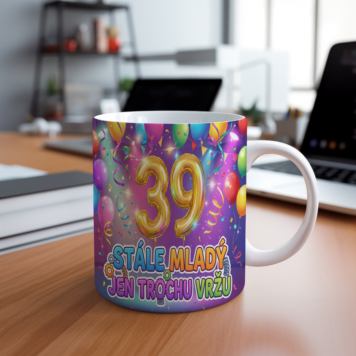 Narozeninový hrnek 39 let – STÁLE MLADÝ, JEN TROCHU VRŽU