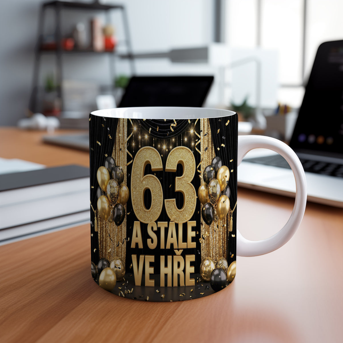 Narozeninový hrnek 63 let – A STÁLE VE HŘE