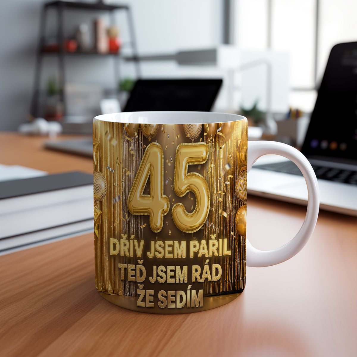 Narozeninový hrnek 45 let – DŘÍV JSEM PAŘIL TEĎ JSEM RÁD ŽE SEDÍM