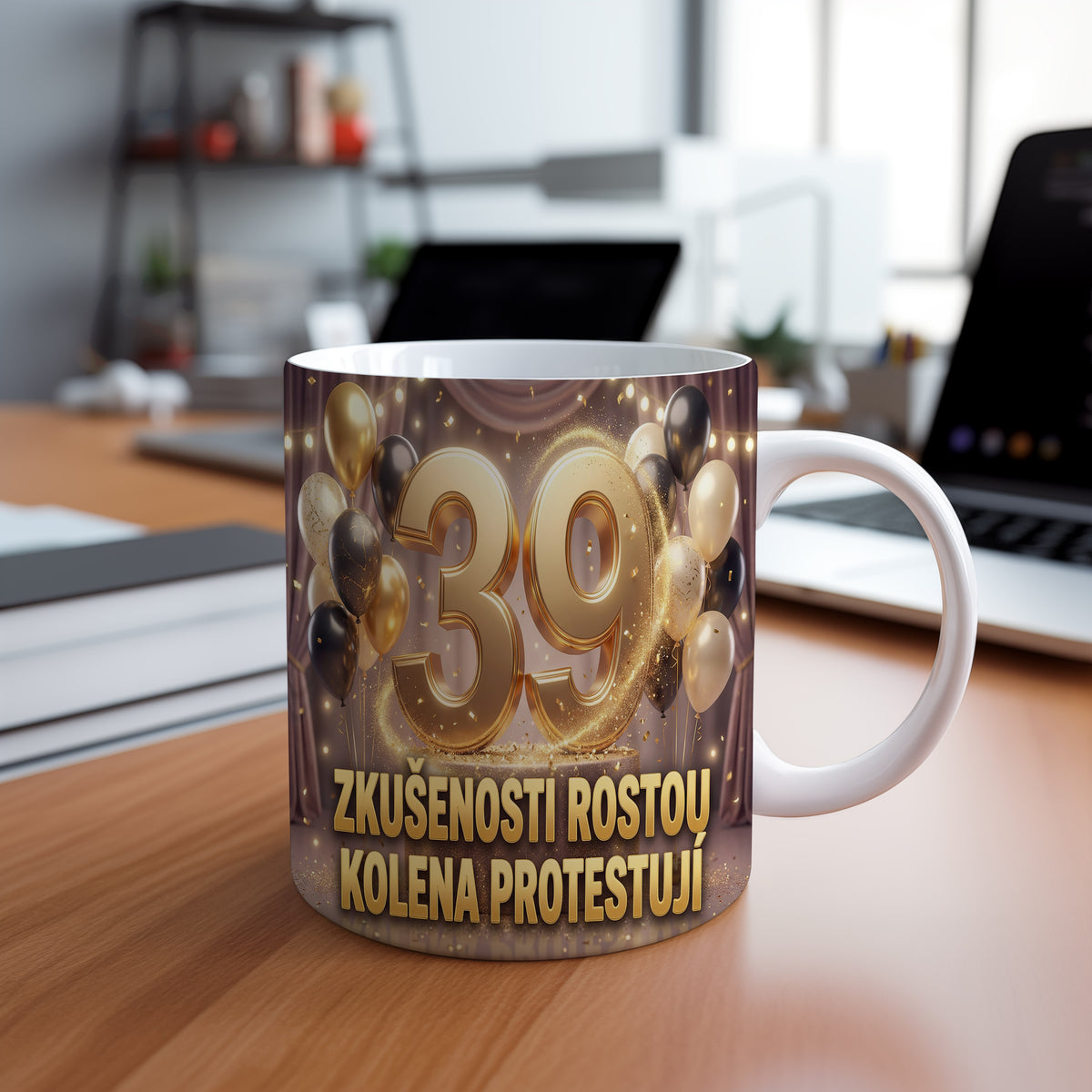 Narozeninový hrnek 39 let – ZKUŠENOSTI ROSTOU, KOLENA PROTESTUJÍ