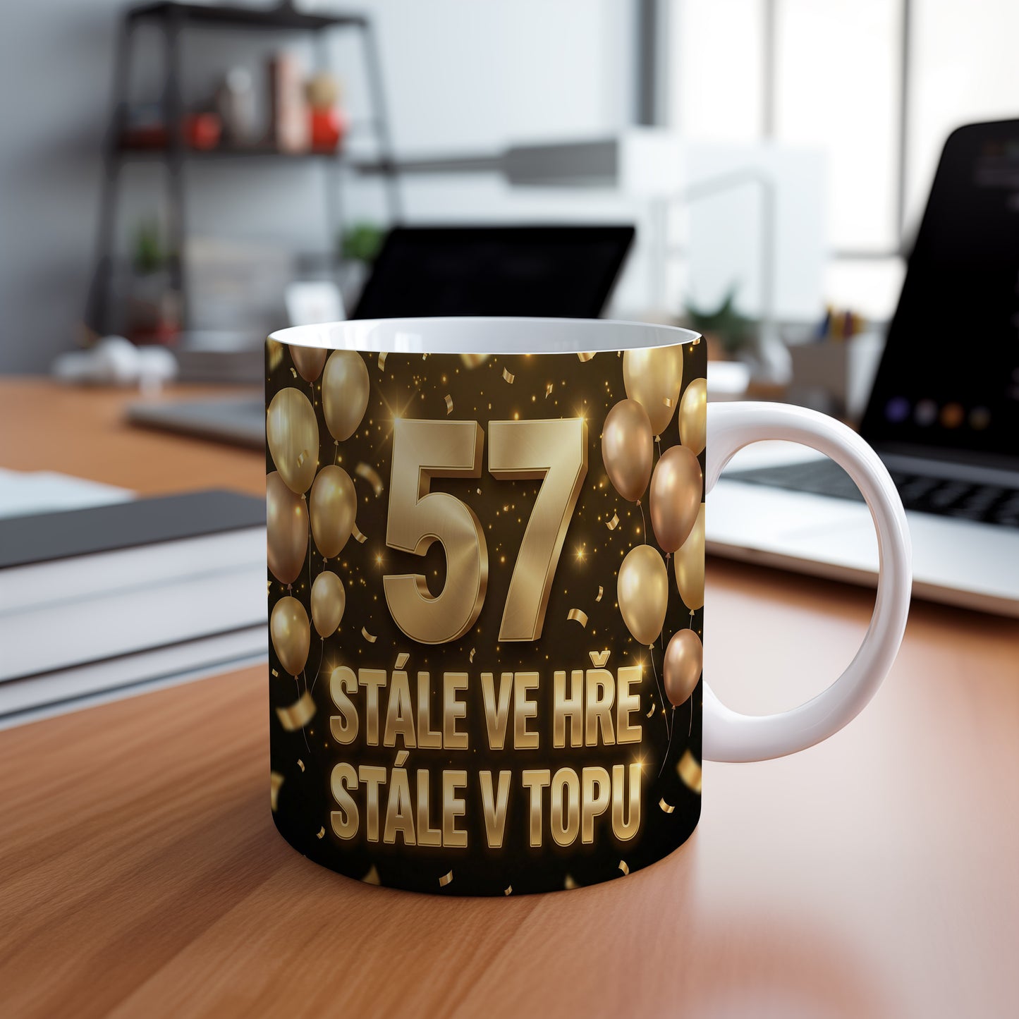 Narozeninový hrnek 57 let – STÁLE VE HŘE, STÁLE V TOPU