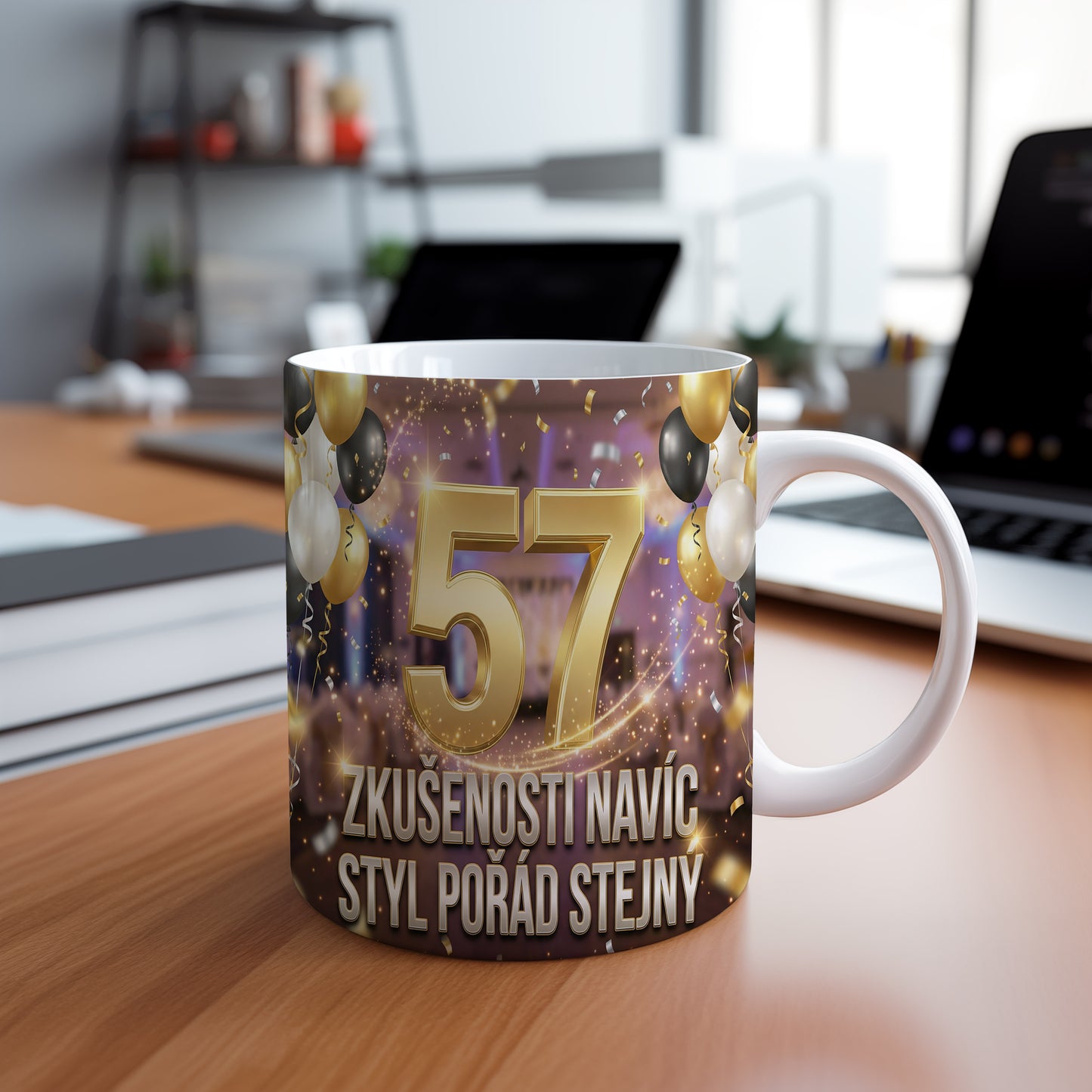 Narozeninový hrnek 57 let – ZKUŠENOSTI NAVÍC, STYL POŘÁD STEJNÝ