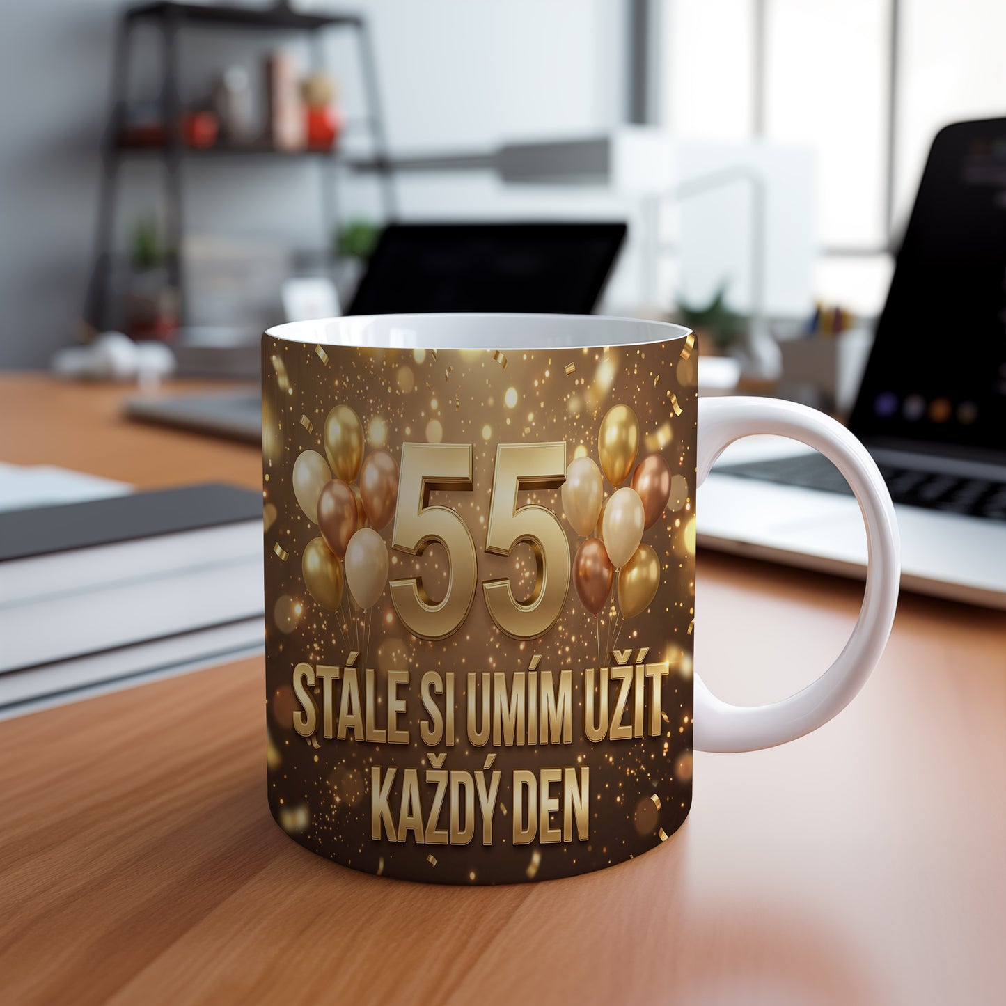Narozeninový hrnek 55 let – STÁLE SI UMÍM UŽÍT KAŽDÝ DEN