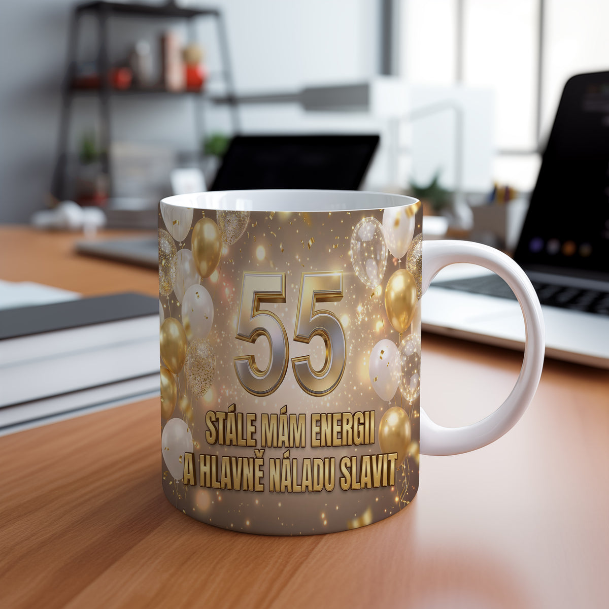 Narozeninový hrnek 55 let – STÁLE MÁM ENERGII A HLAVNĚ NÁLADU SLAVIT