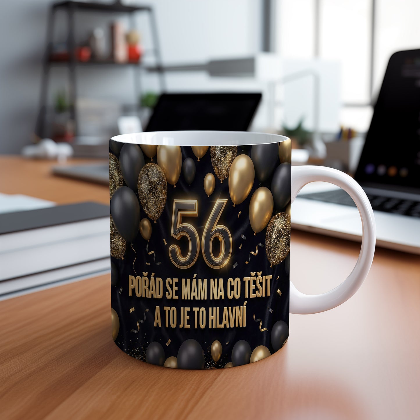 Narozeninový hrnek 56 let – POŘÁD SE MÁM NA CO TĚŠIT A TO JE TO HLAVNÍ