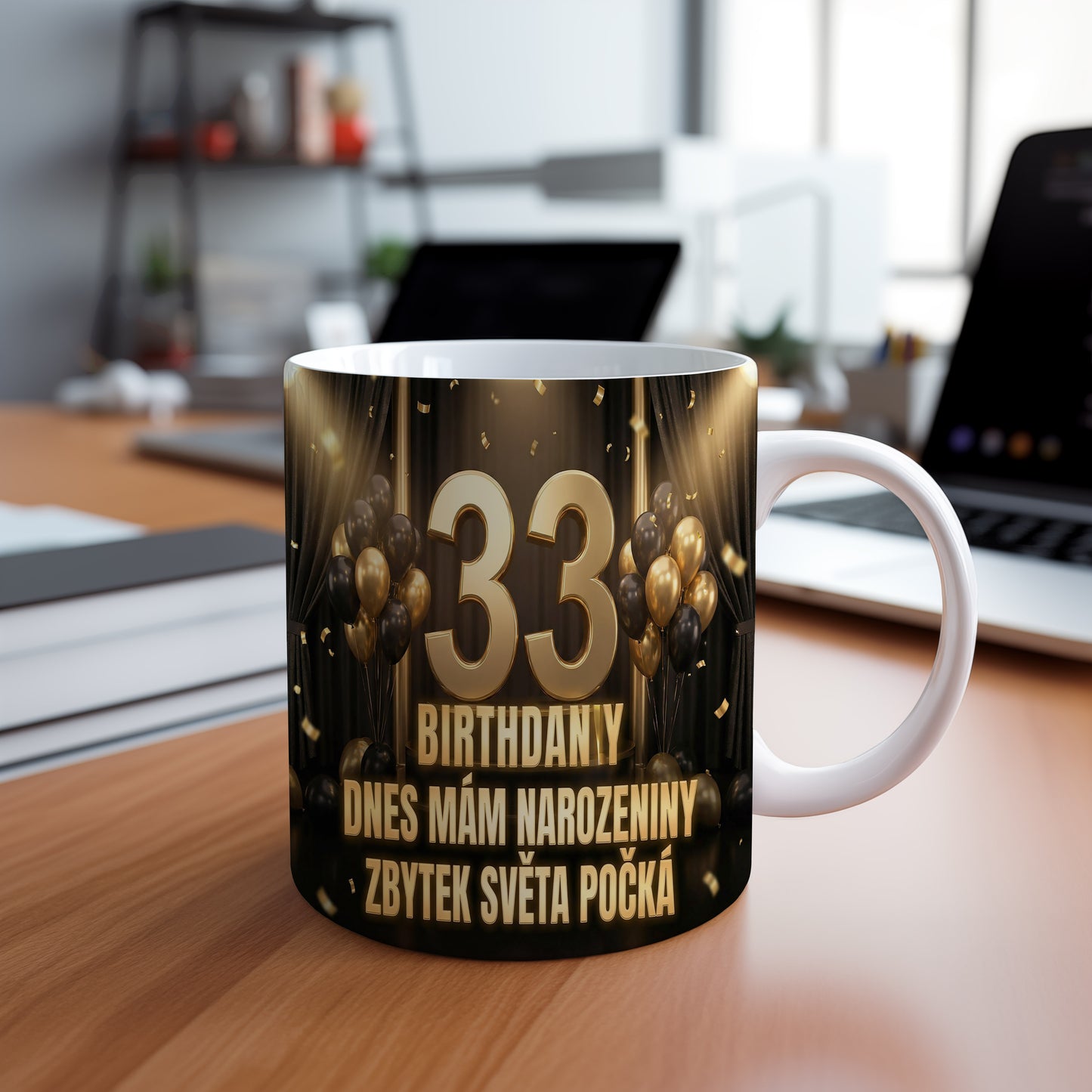 Narozeninový hrnek 33 let – DNES MÁM NAROZENINY ZBYTEK SVĚTA POČKÁ