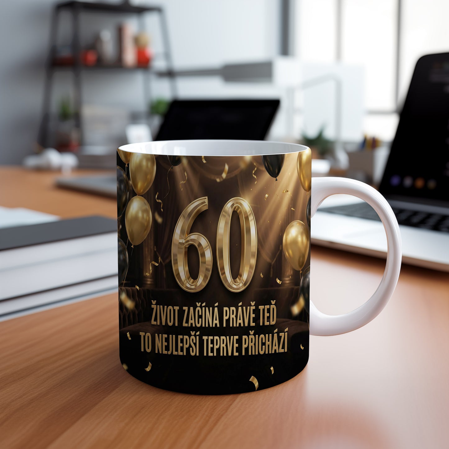 Narozeninový hrnek 60 let – ŽIVOT ZAČÍNÁ PRÁVĚ TEĎ TO NEJLEPŠÍ TEPRVE PŘICHÁZÍ