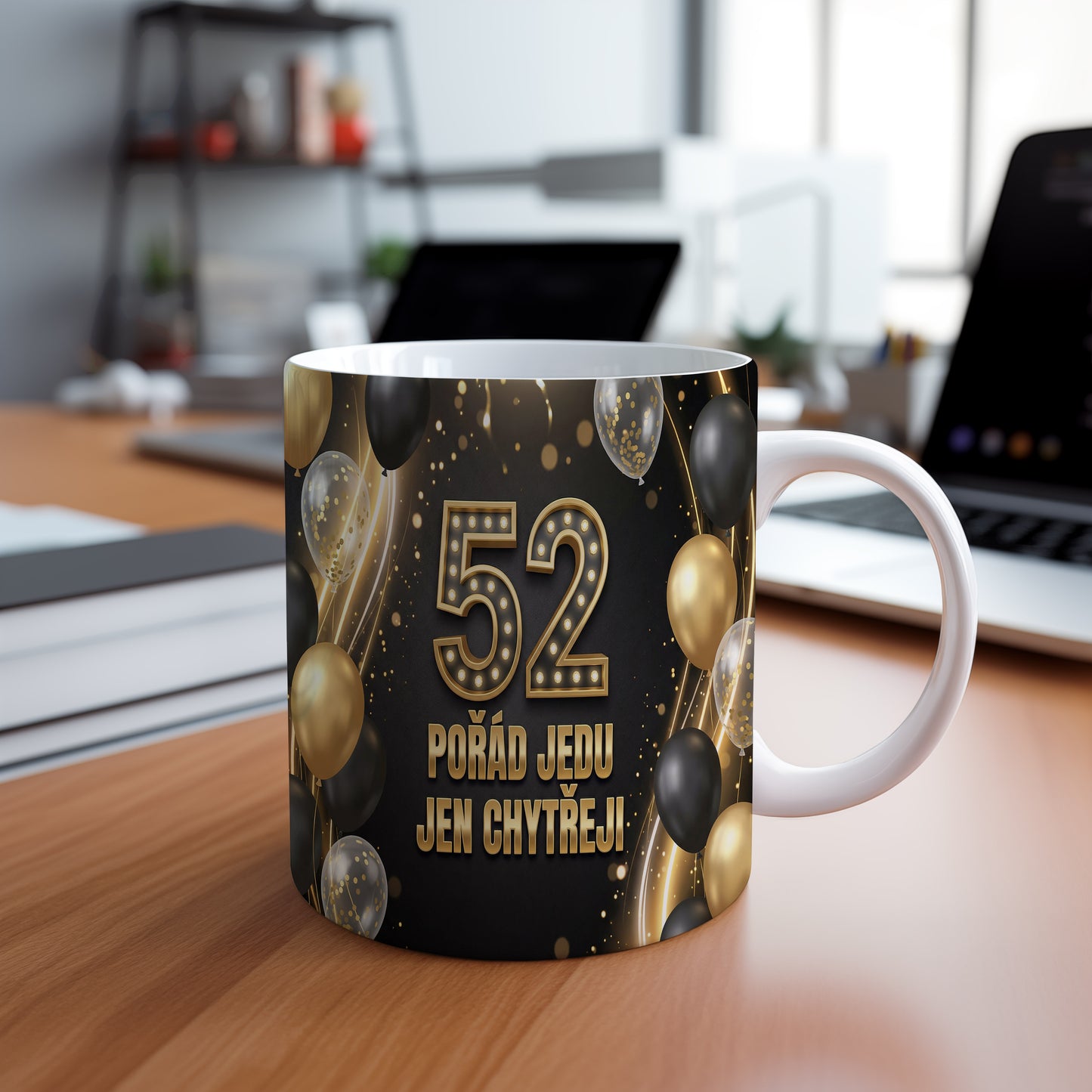 Narozeninový hrnek 52 let – POŘÁD JEDU JEN CHYTŘEJI