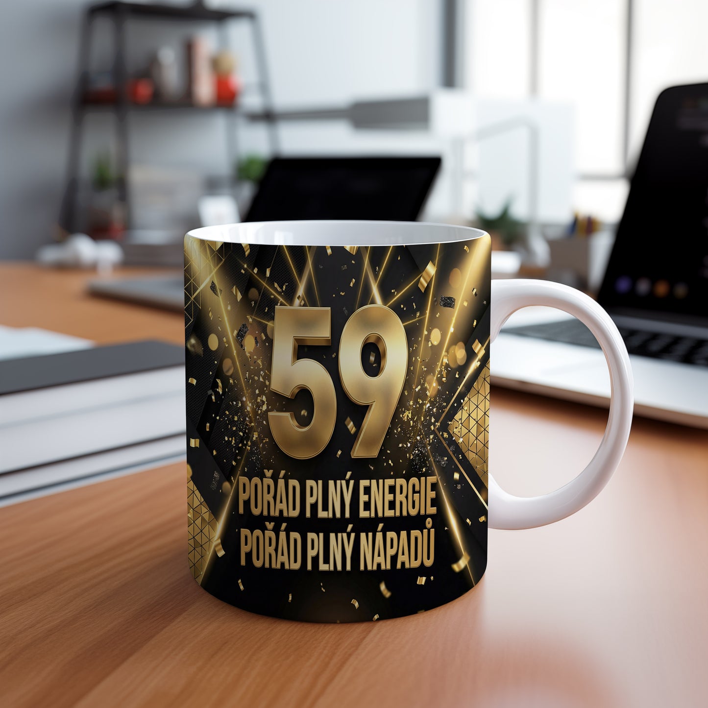 Narozeninový hrnek 59 let – POŘÁD PLNÝ ENERGIE POŘÁD PLNÝ NÁPADŮ
