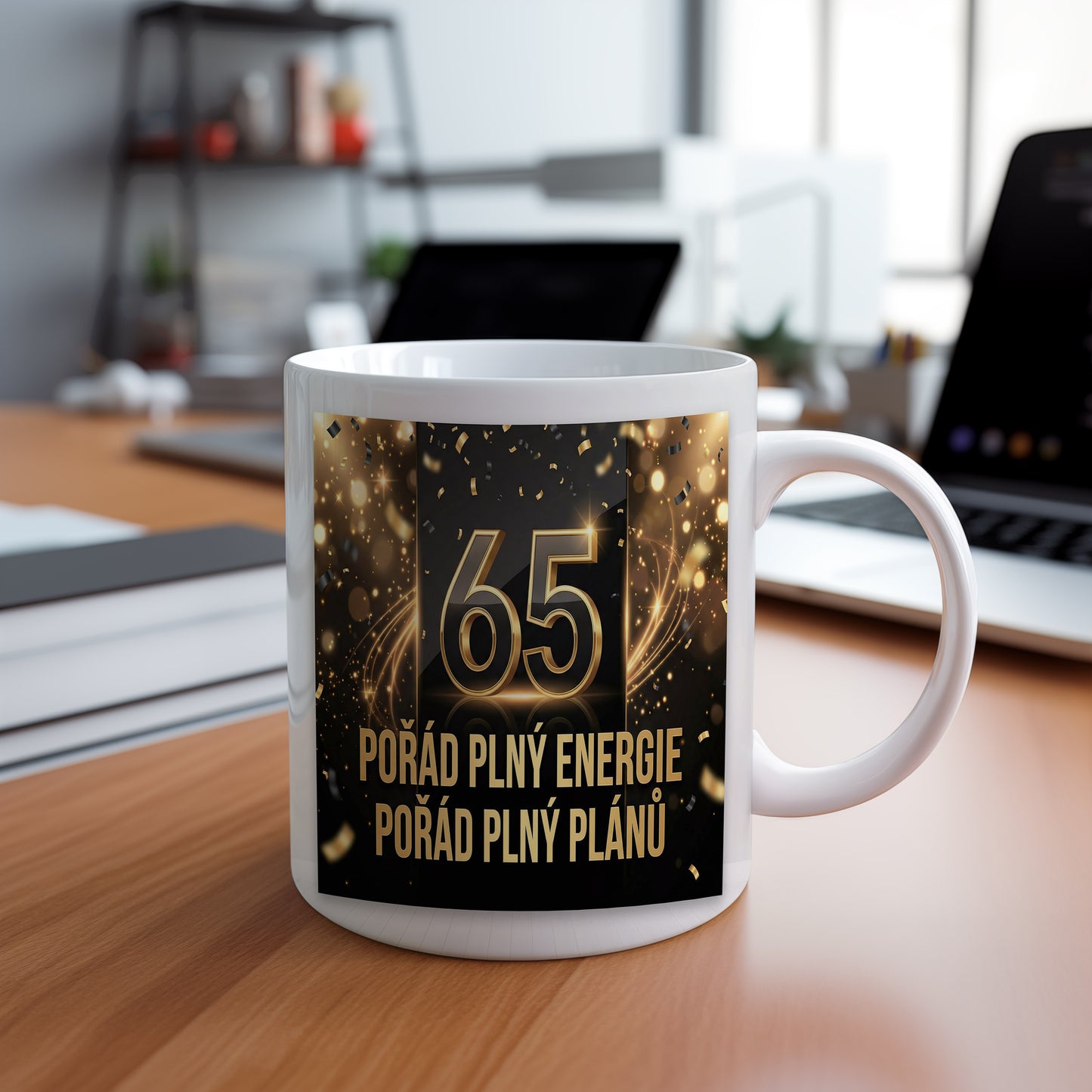 Narozeninový hrnek 65 let – POŘÁD PLNÝ ENERGIE POŘÁD PLNÝ PLÁNŮ