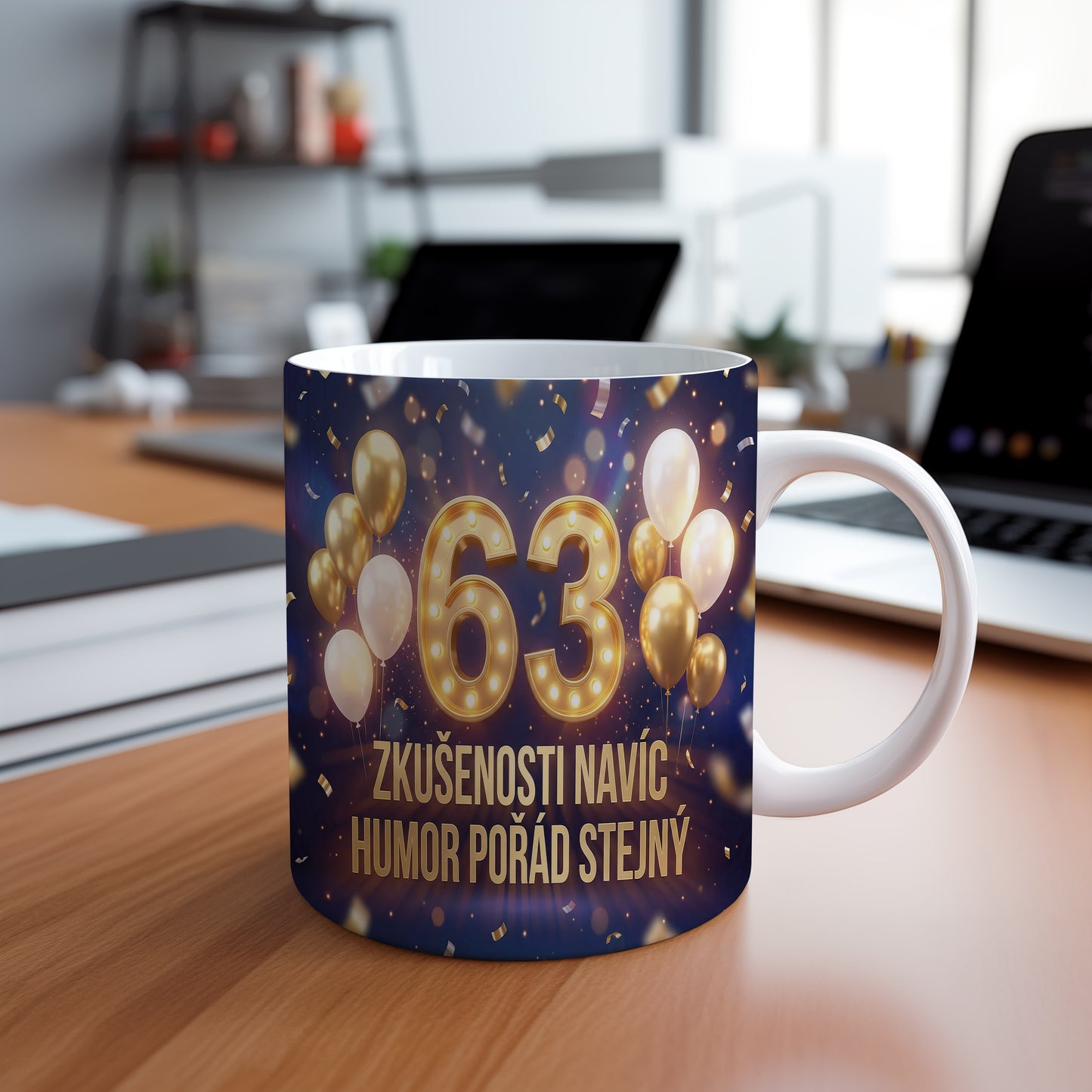 Narozeninový hrnek 63 let – ZKUŠENOSTI NAVÍC HUMOR POŘÁD STEJNÝ