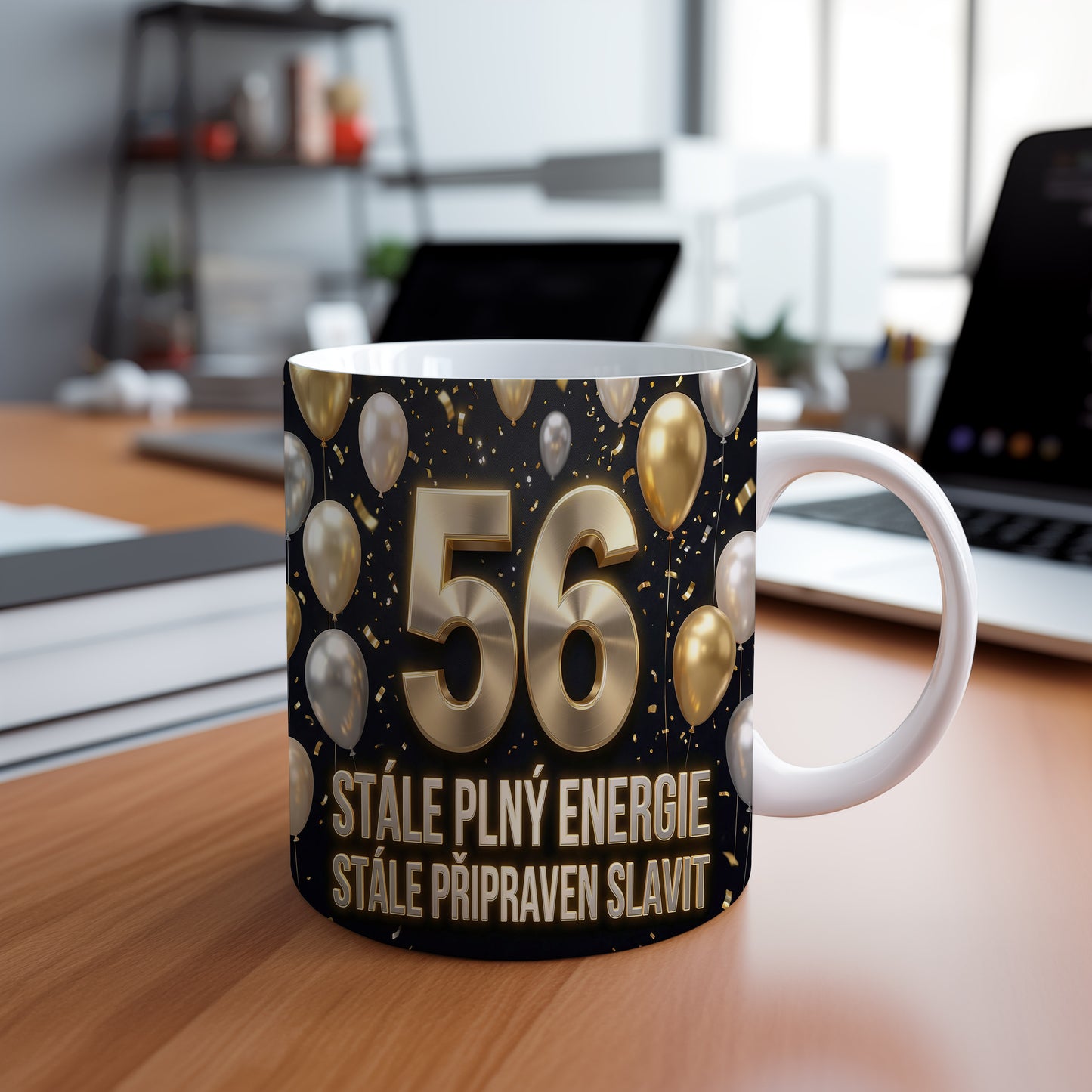 Narozeninový hrnek 56 let – STÁLE PLNÝ ENERGIE, STÁLE PŘIPRAVEN SLAVIT.