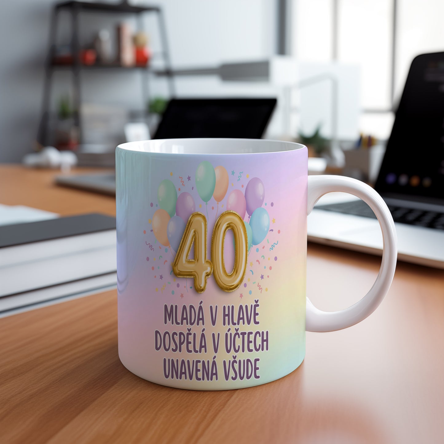 Narozeninový hrnek 40 let – MLADÁ V HLAVĚ DOSPĚLÁ V ÚČTECH UNAVENÁ VŠUDE