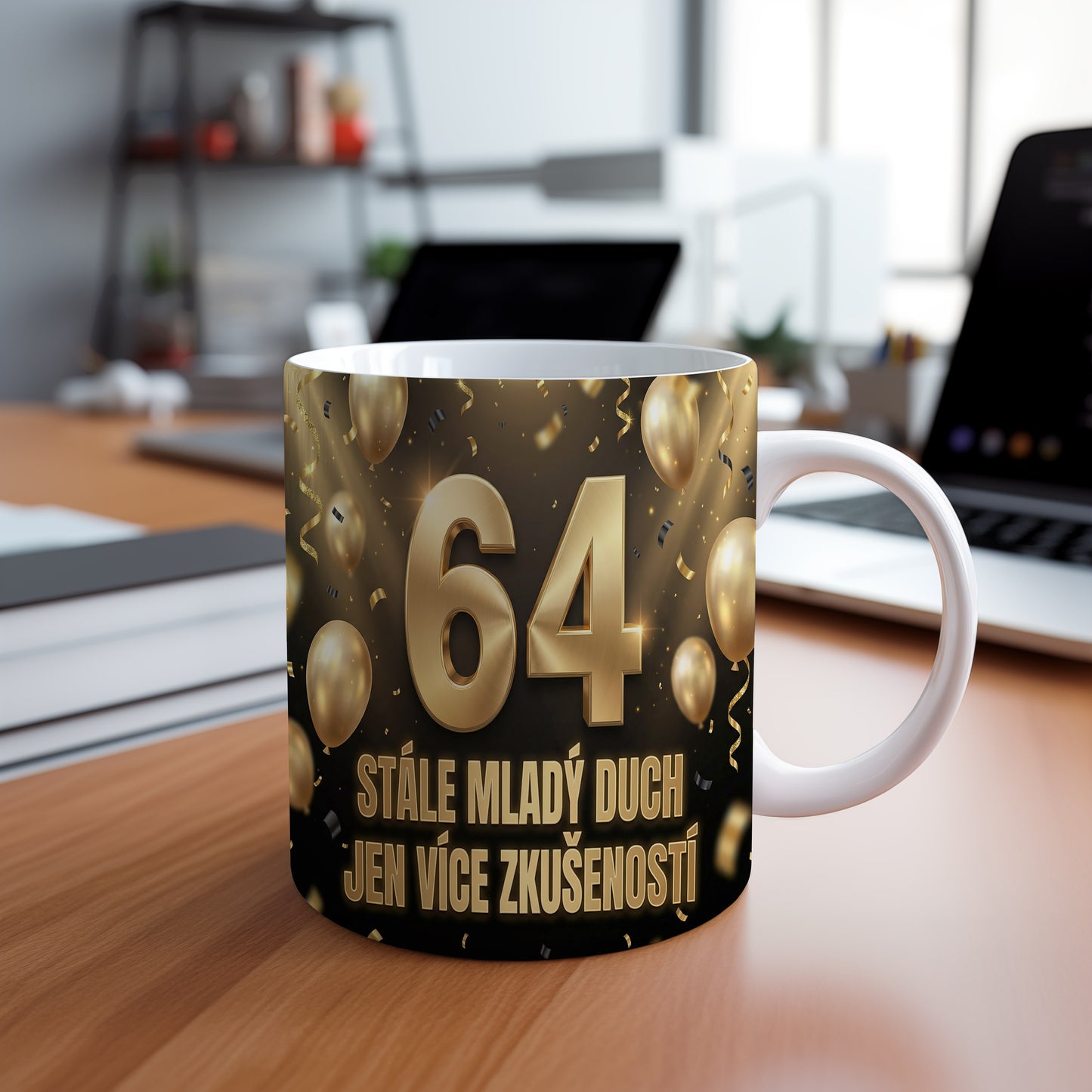 Narozeninový hrnek 64 let – STÁLE MLADÝ DUCH JEN VÍCE ZKUŠENOSTÍ