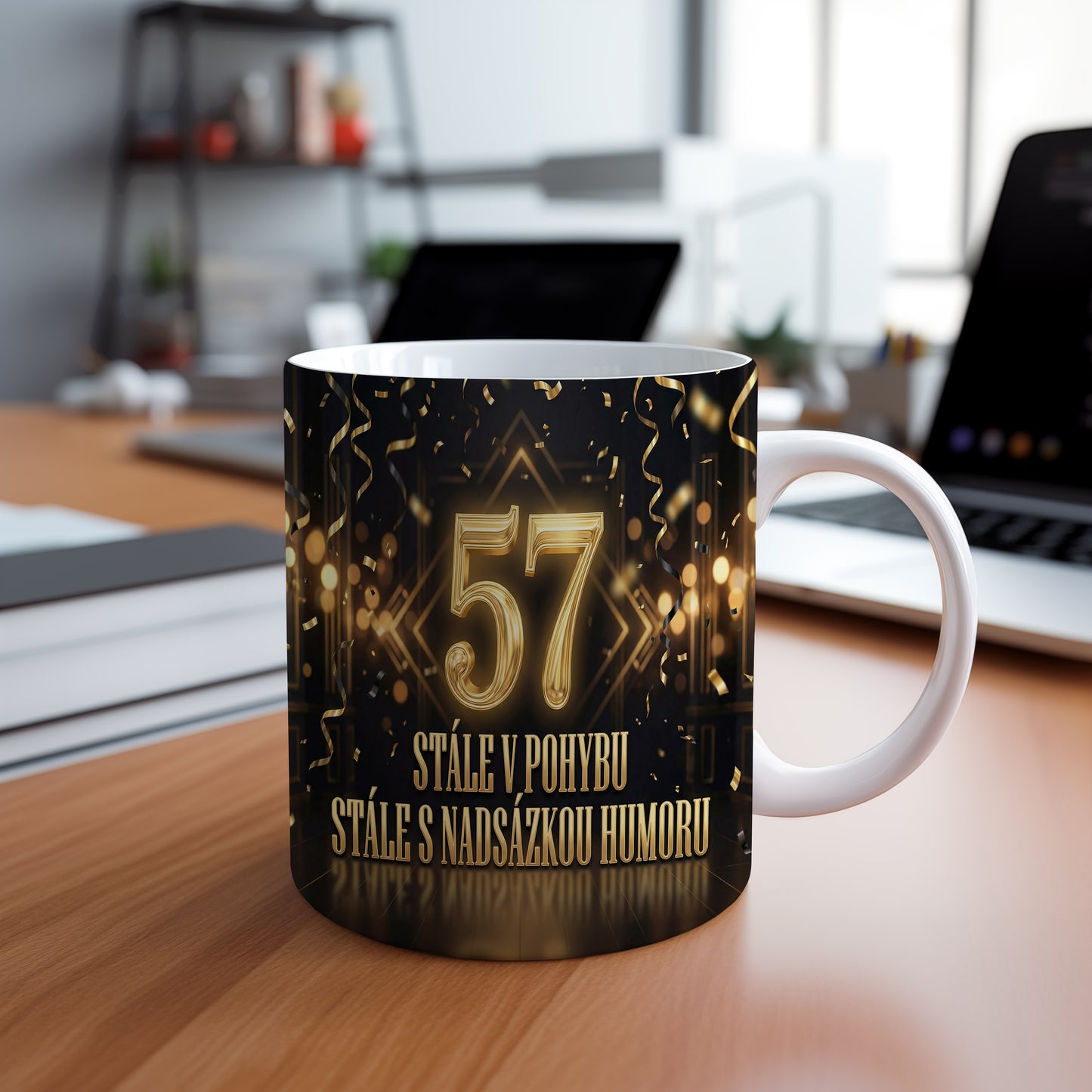 Narozeninový hrnek 57 let – STÁLE V POHYBU STÁLE S NADSÁZKOU HUMORU