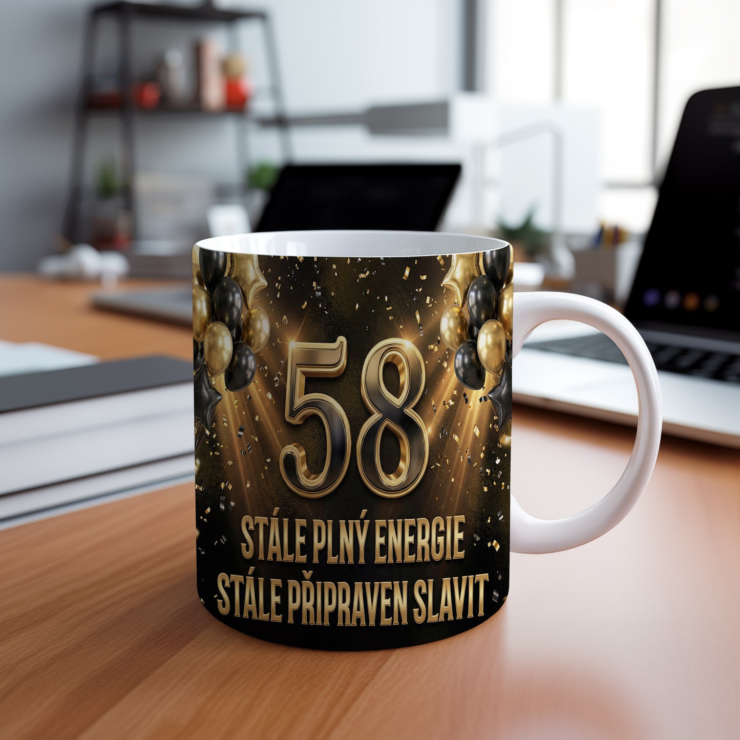 Narozeninový hrnek 58 let – STÁLE PLNÝ ENERGIE STÁLE PŘIPRAVEN SLAVIT