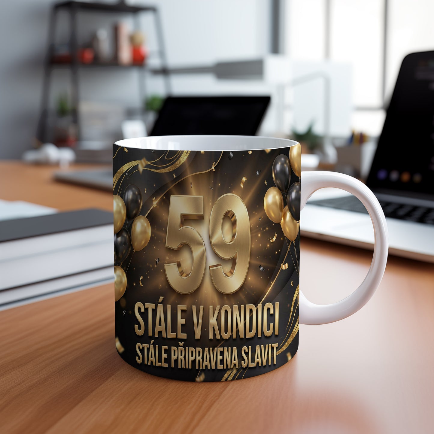 Narozeninový hrnek 59 let – STÁLE V KONDICI, STÁLE PŘIPRAVENA SLAVIT