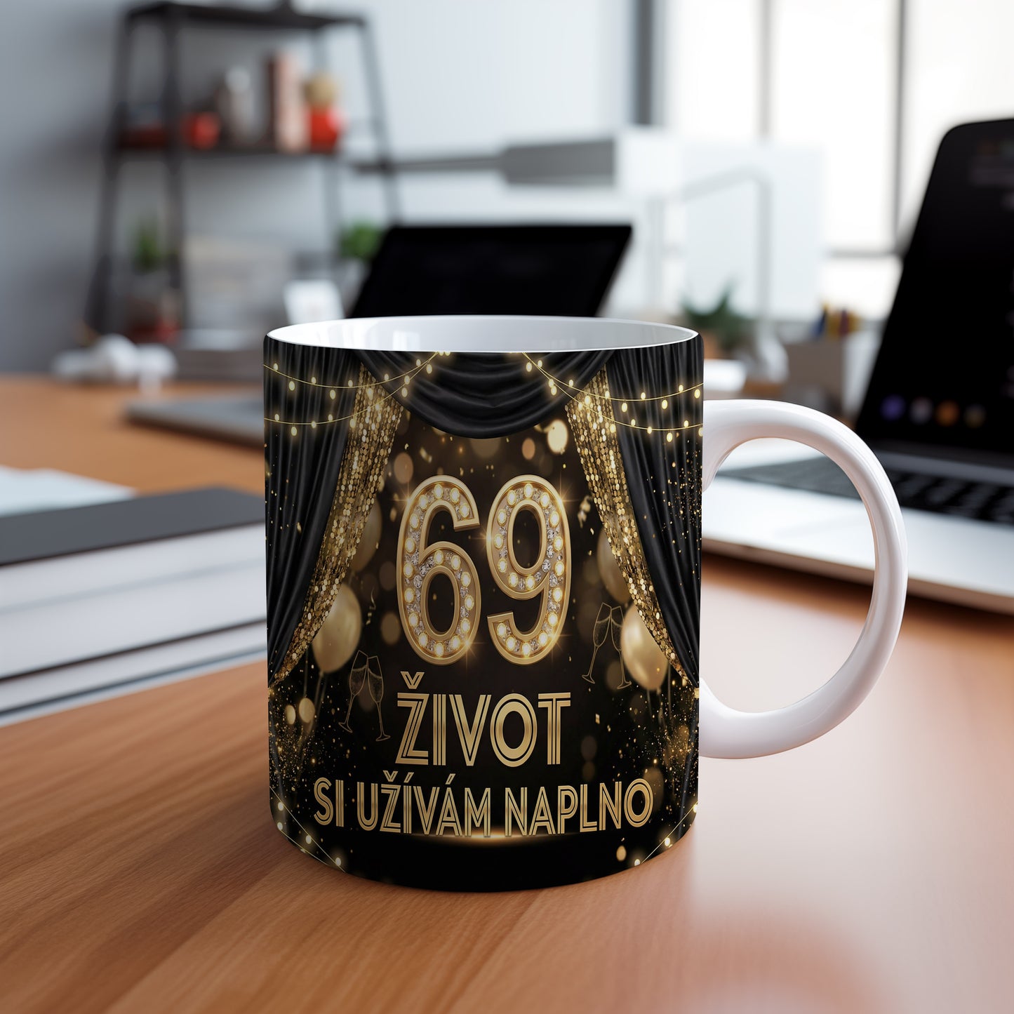 Narozeninový hrnek 69 let – ŽIVOT SI UŽÍVÁM NAPLNO