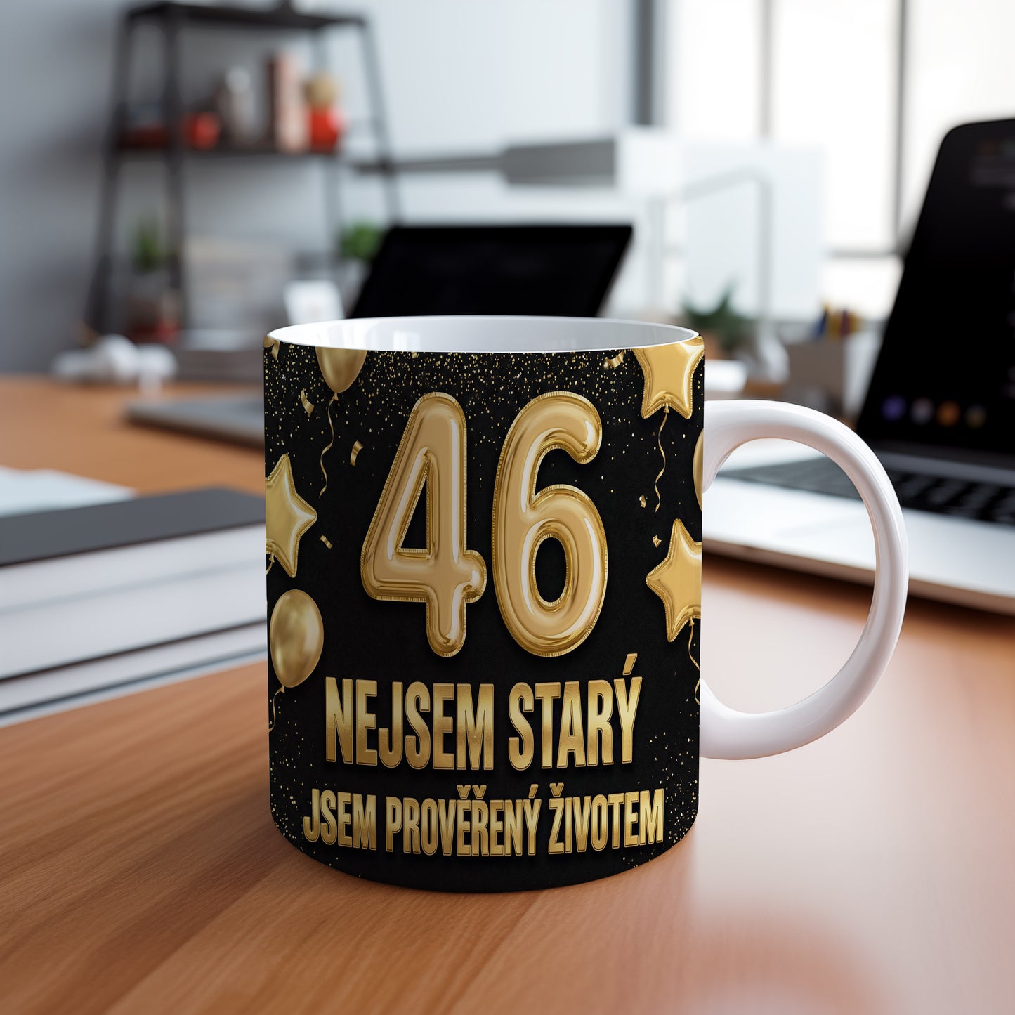 Narozeninový hrnek 46 let – NEJSEM STARÝ, JSEM PROVĚŘENÝ ŽIVOTEM