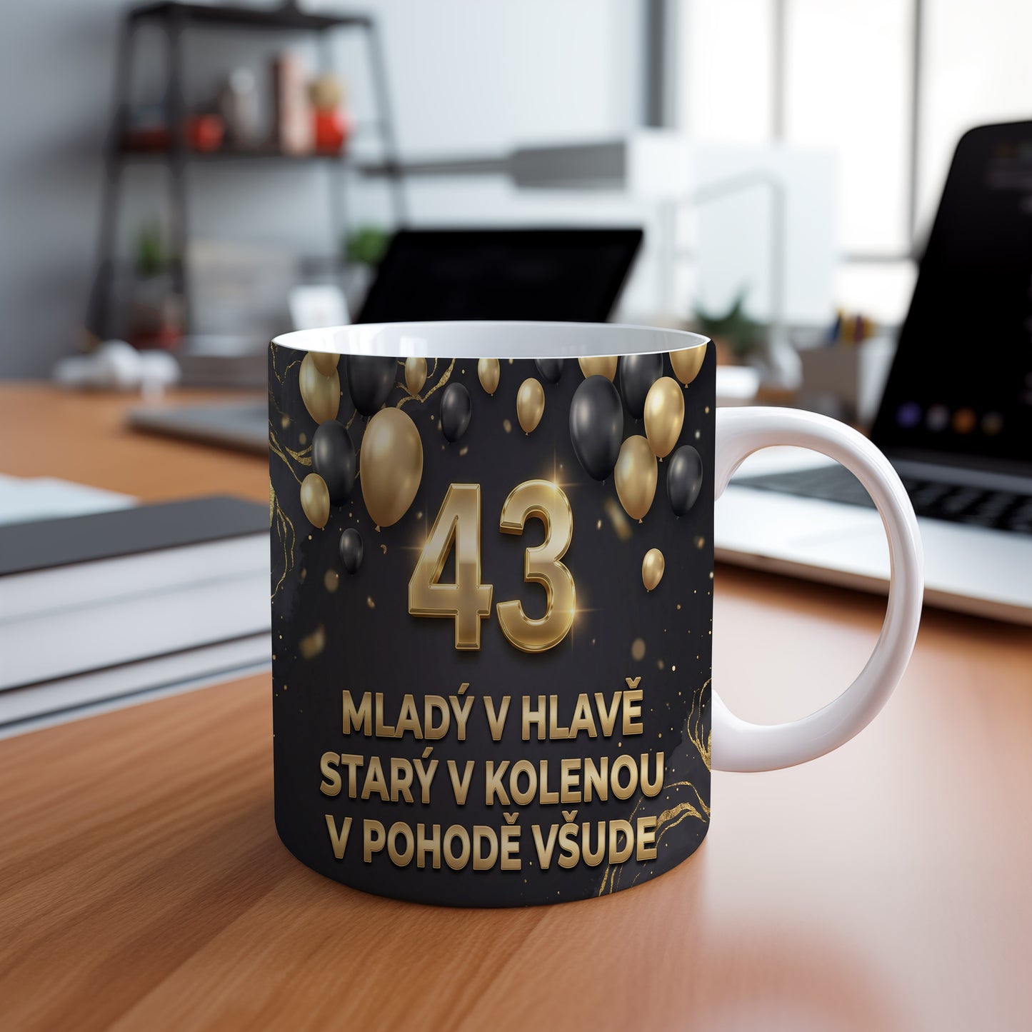 Narozeninový hrnek 43 let – MLADÝ V HLAVĚ, STARÝ V KOLENOU, V POHODĚ VŠUDE