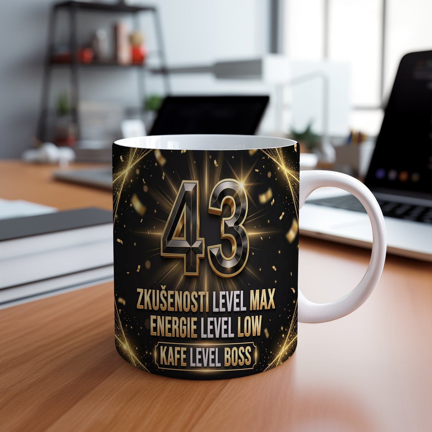 Narozeninový hrnek 43 let – ZKUŠENOSTI LEVEL MAX ENERGIE LEVEL LOW KAFE LEVEL BOSS