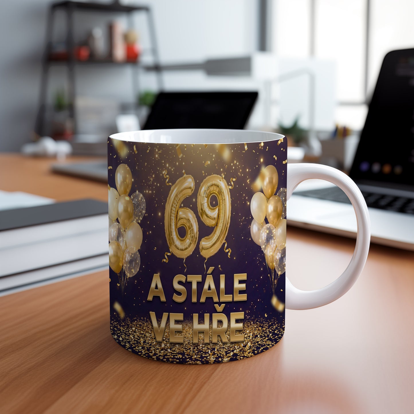 Narozeninový hrnek 69 let – A STÁLE VE HŘE