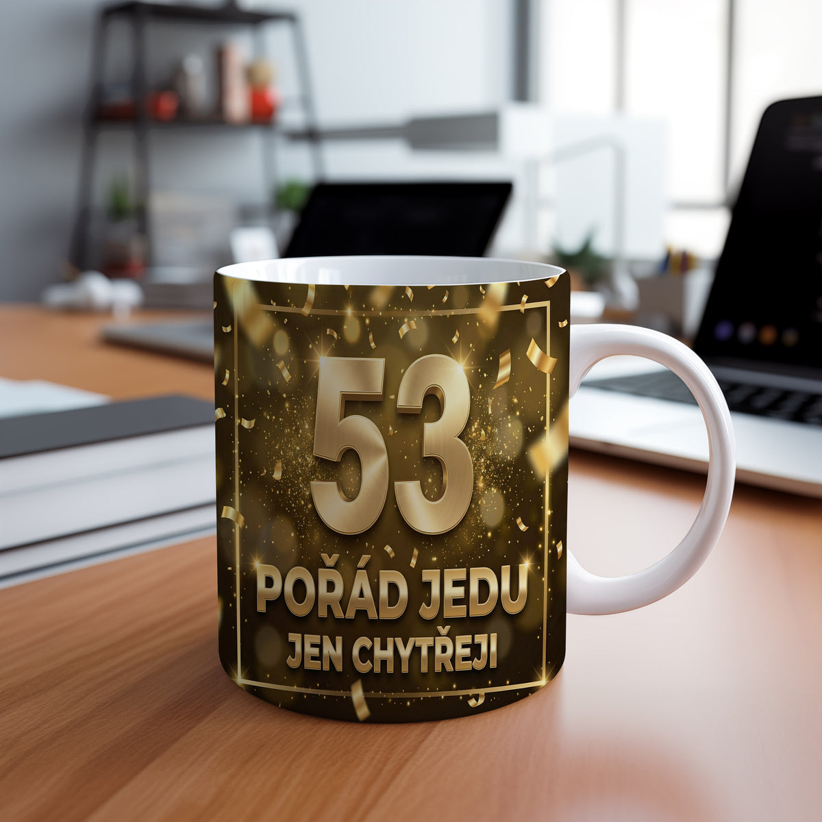 Narozeninový hrnek 53 let – POŘÁD JEDU JEN CHYTŘEJI