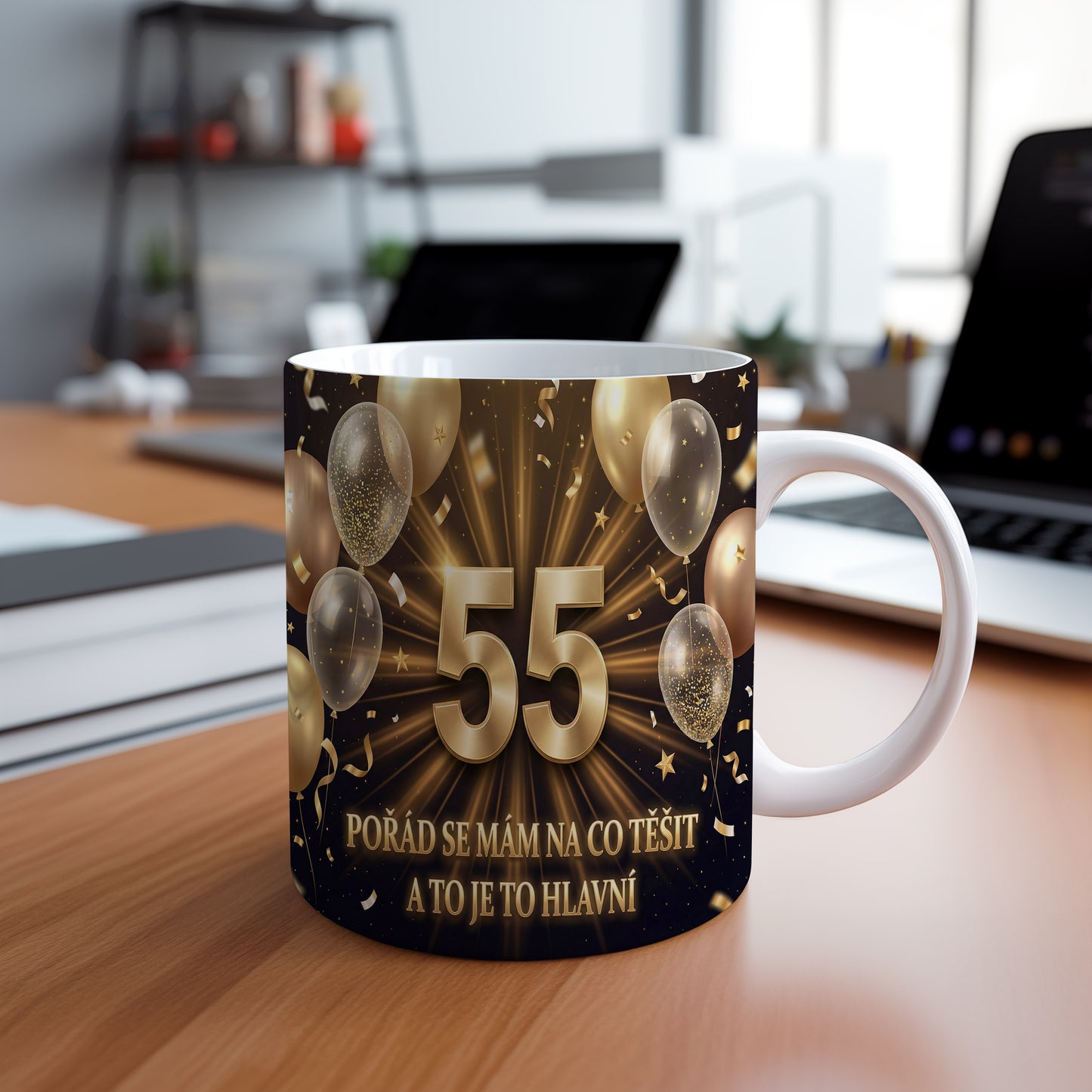 Narozeninový hrnek 55 let – POŘÁD SE MÁM NA CO TĚŠIT A TO JE TO HLAVNÍ