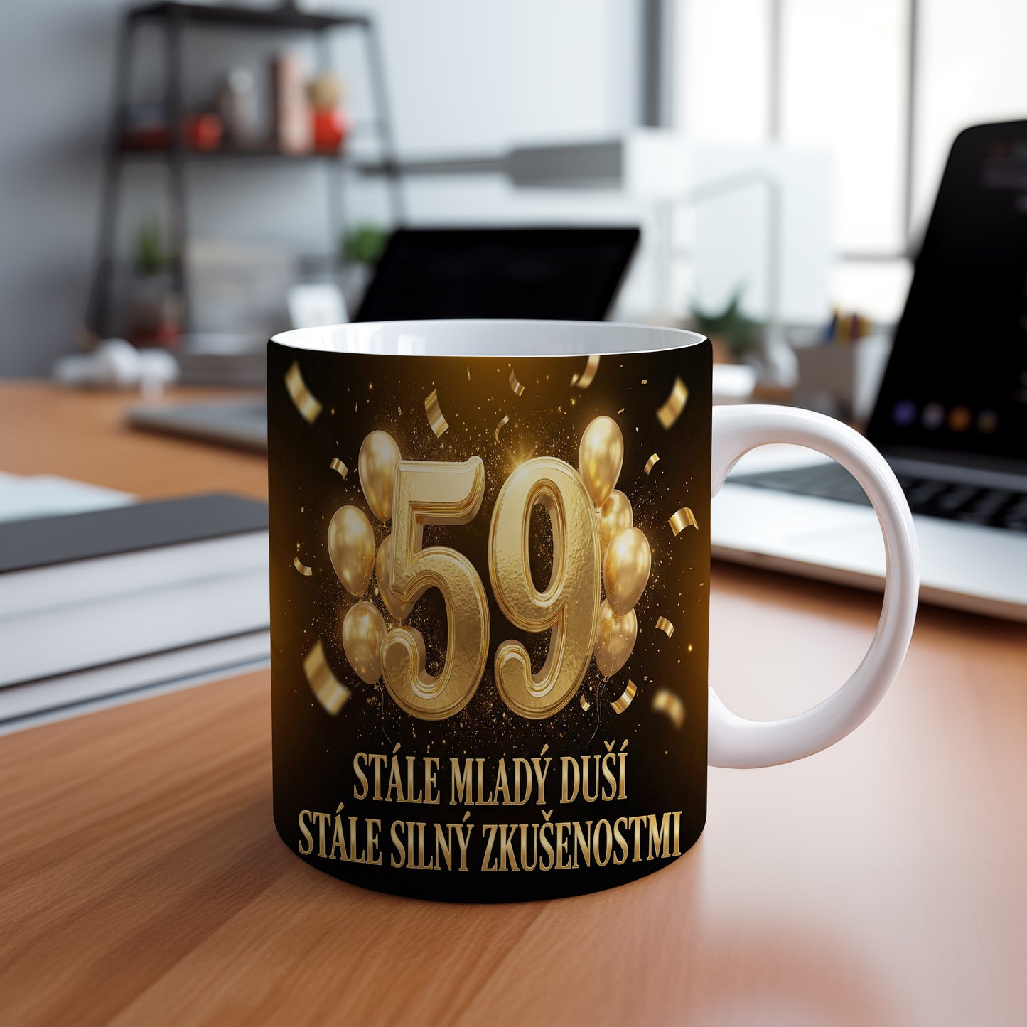 Narozeninový hrnek 59 let – STÁLE MLADÝ DUŠÍ STÁLE SILNÝ ZKUŠENOSTMI