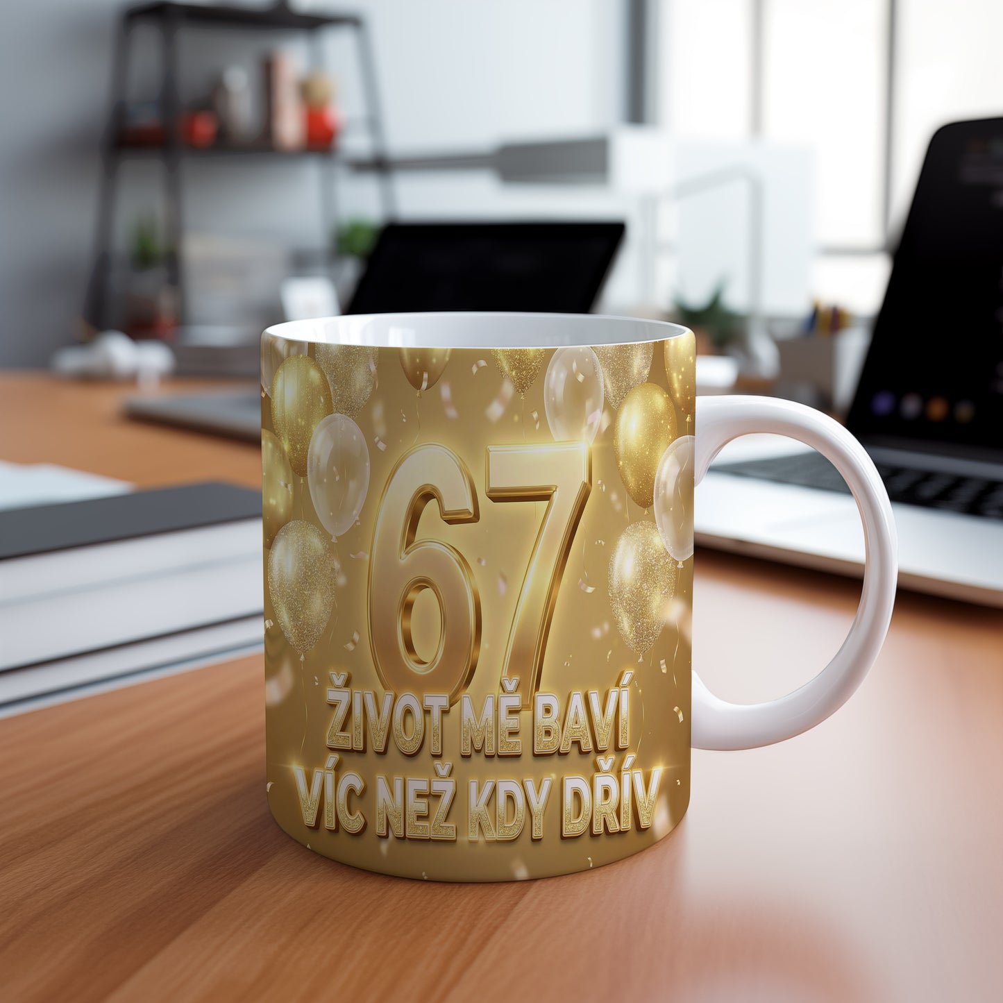 Narozeninový hrnek 67 let – ŽIVOT MĚ BAVÍ VÍC NEŽ KDY DŘÍV