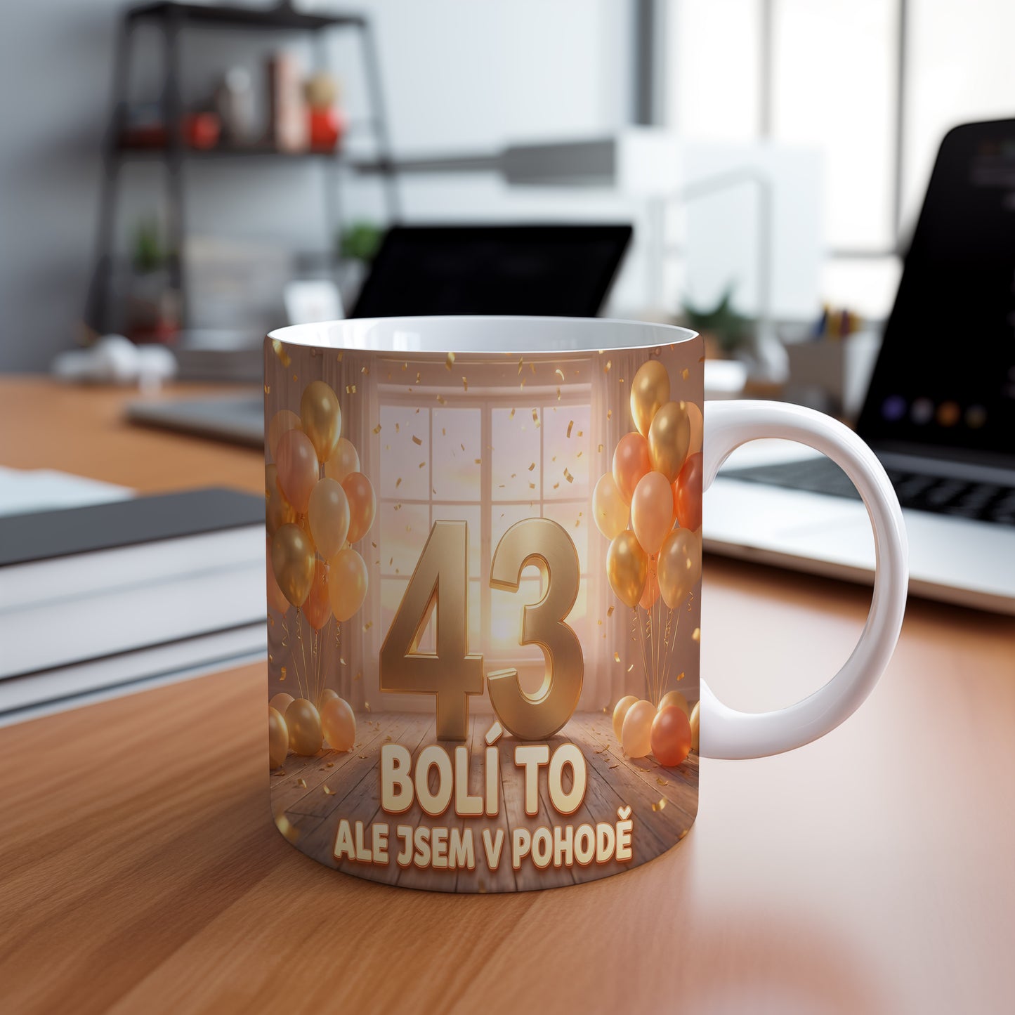 Narozeninový hrnek 43 let – BOLÍ TO ALE JSEM V POHODĚ