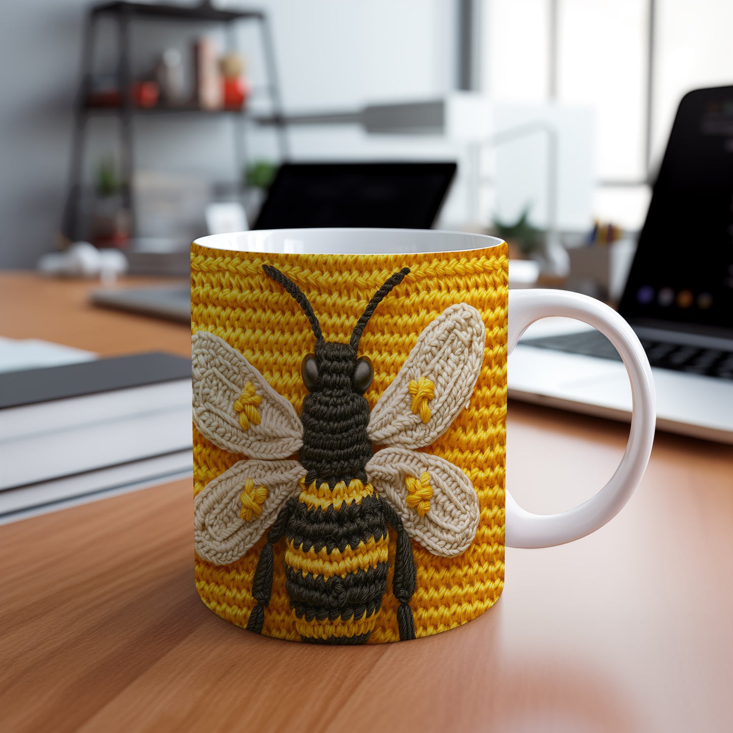 Hrnek s pletenou včelkou