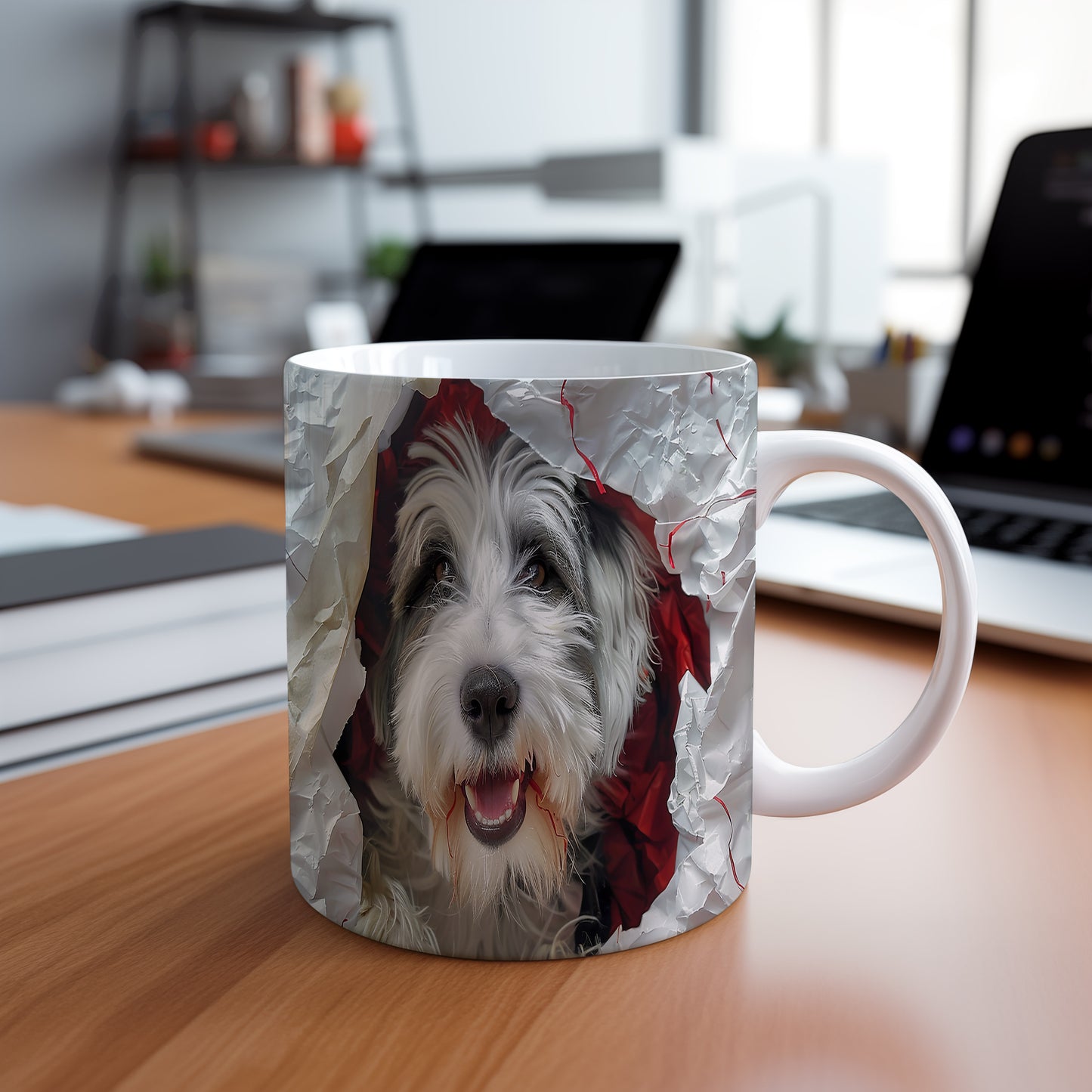 Hrnek s Bearded Collii v červeném plášti