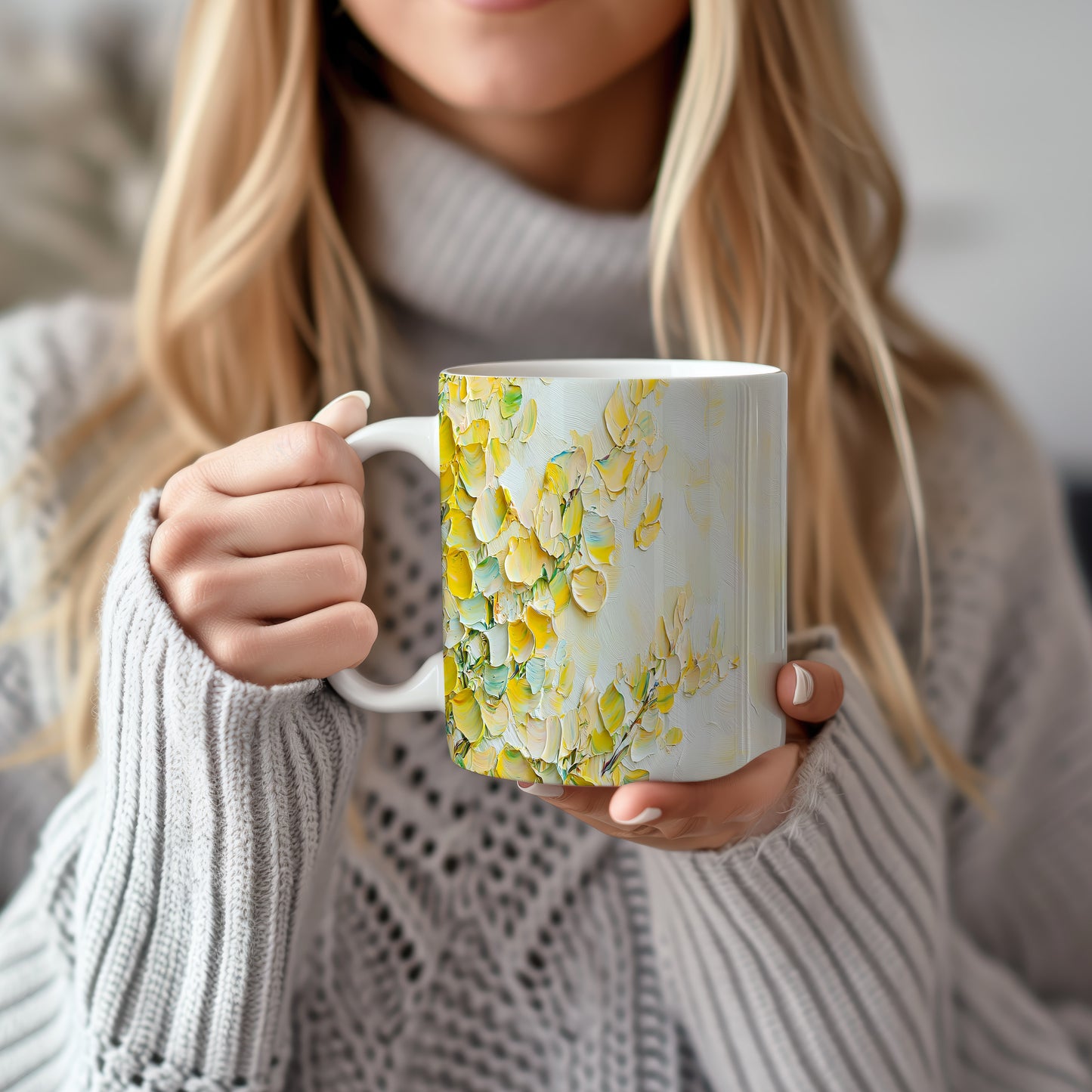 Hrnek s květinovým motivem v žlutých tónech – minimalistický styl