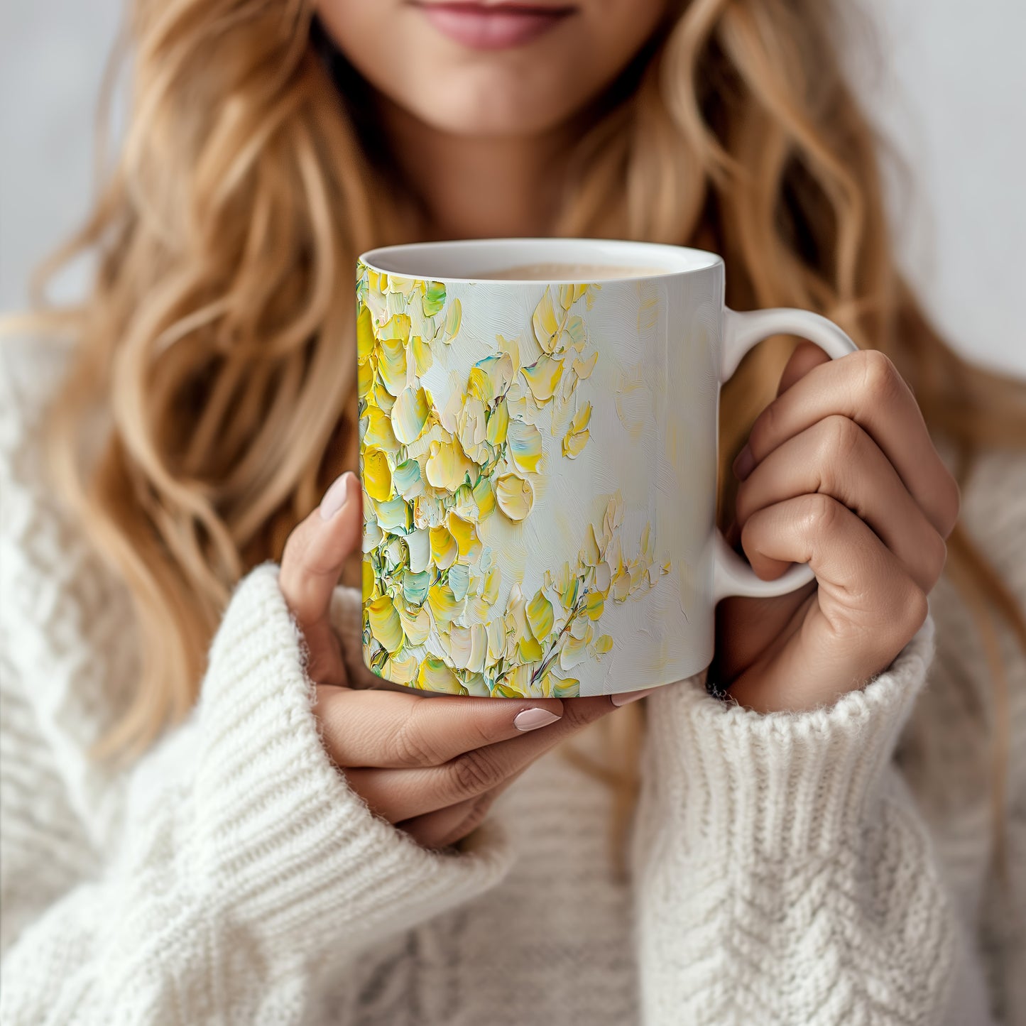 Hrnek s květinovým motivem v žlutých tónech – minimalistický styl
