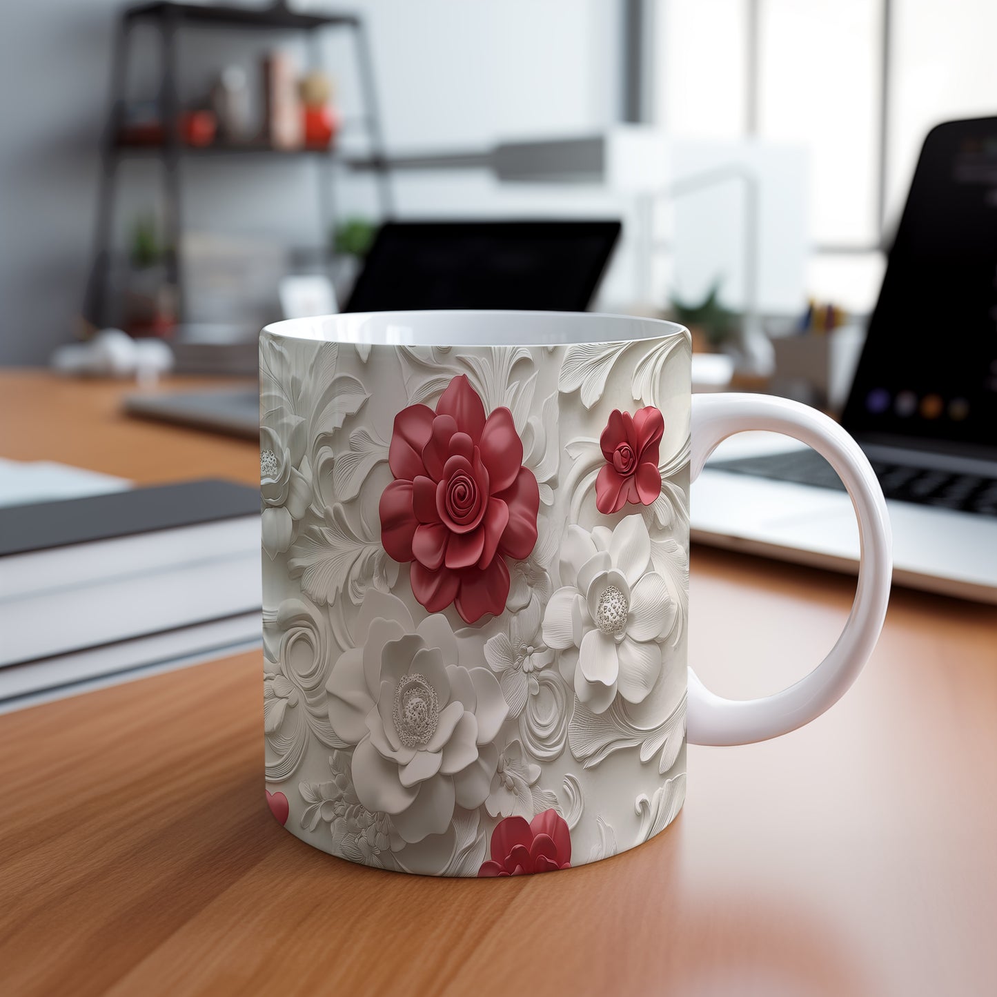 Hrnek s květinovým vzorem v červených odstínech