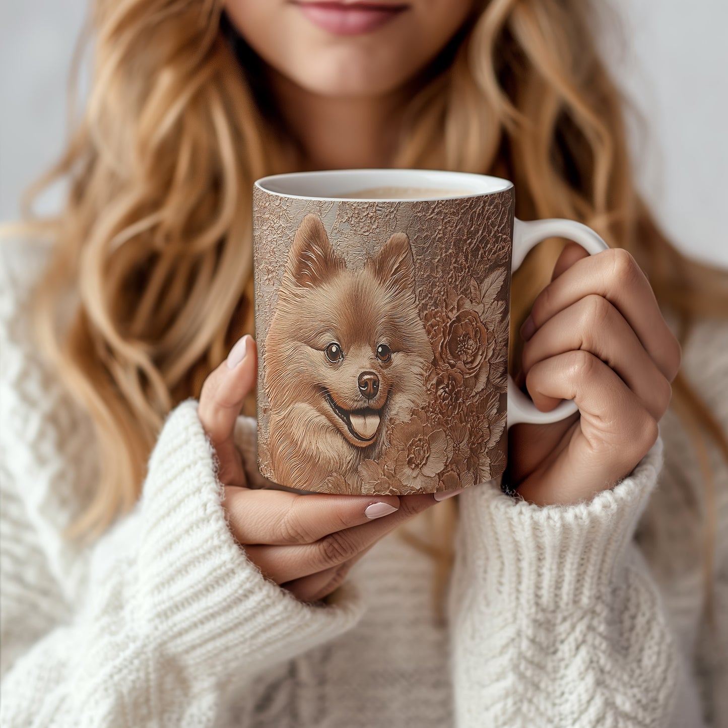 Hrnek s roztomilým pomeranianem a květinovým pozadím