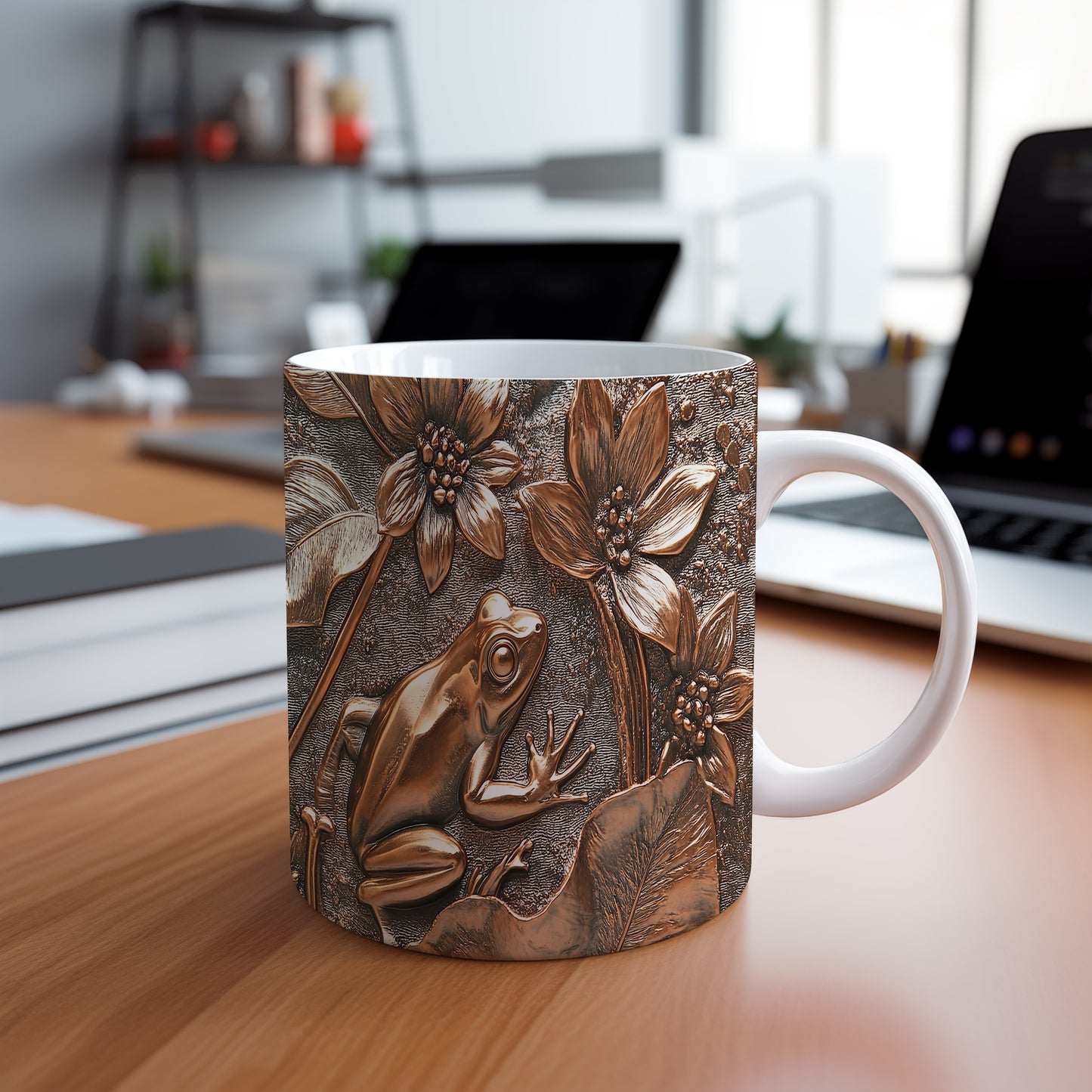 Hrnek se žábou mezi květinami