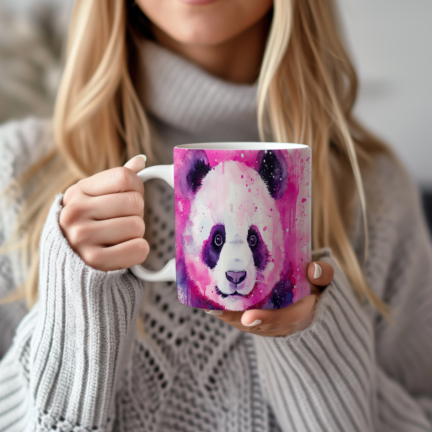Hrnek s portrétem pandy na růžovém pozadí