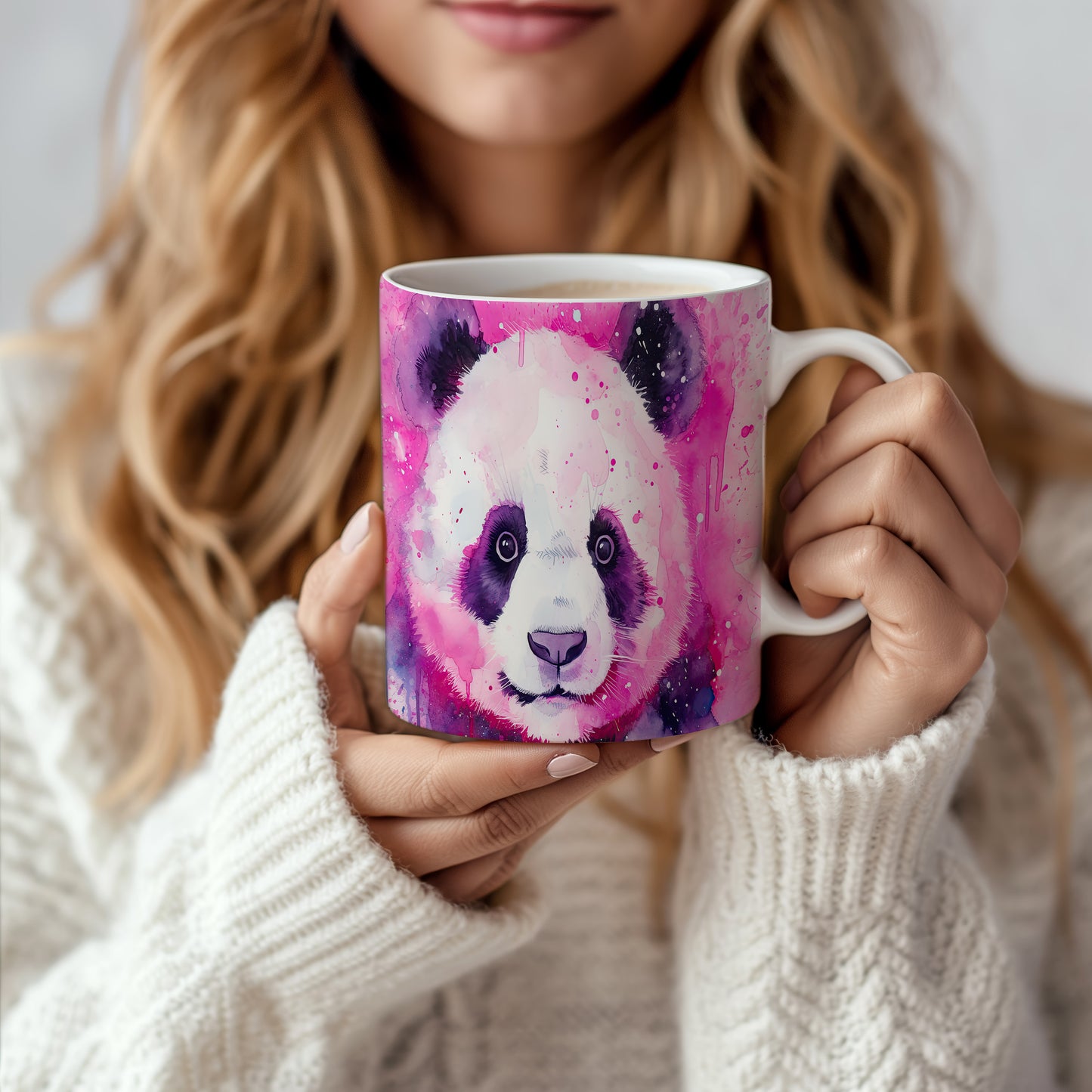 Hrnek s portrétem pandy na růžovém pozadí