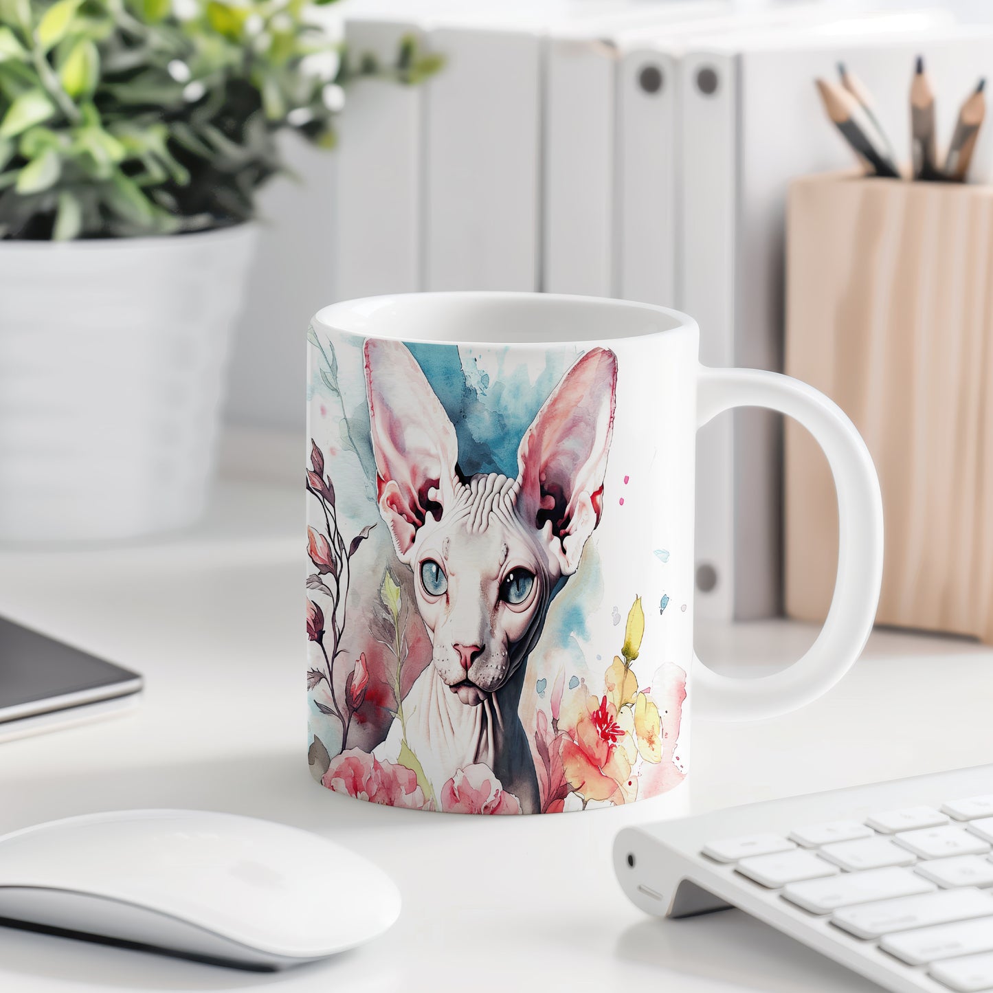 Hrnek se sphynxem a květinovým motivem