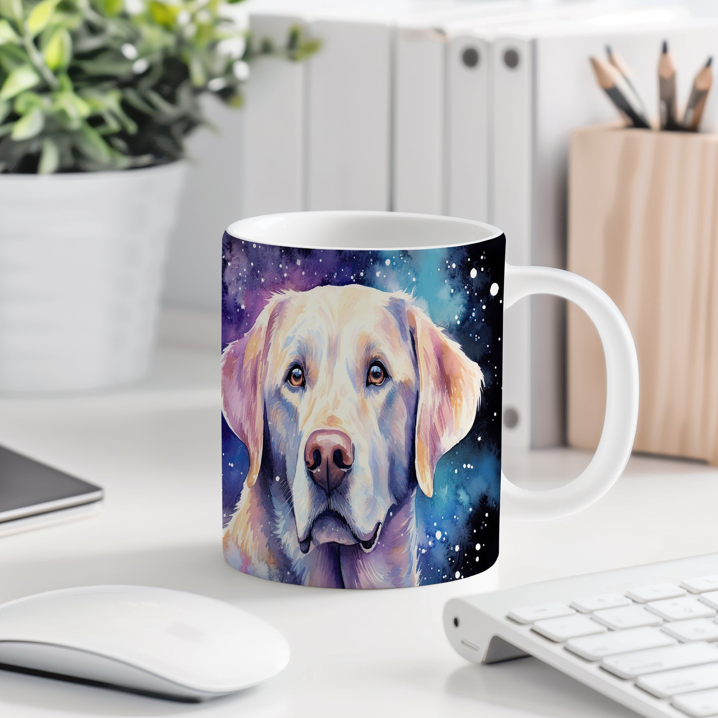 Hrnek s labradorem na pozadí galaxie