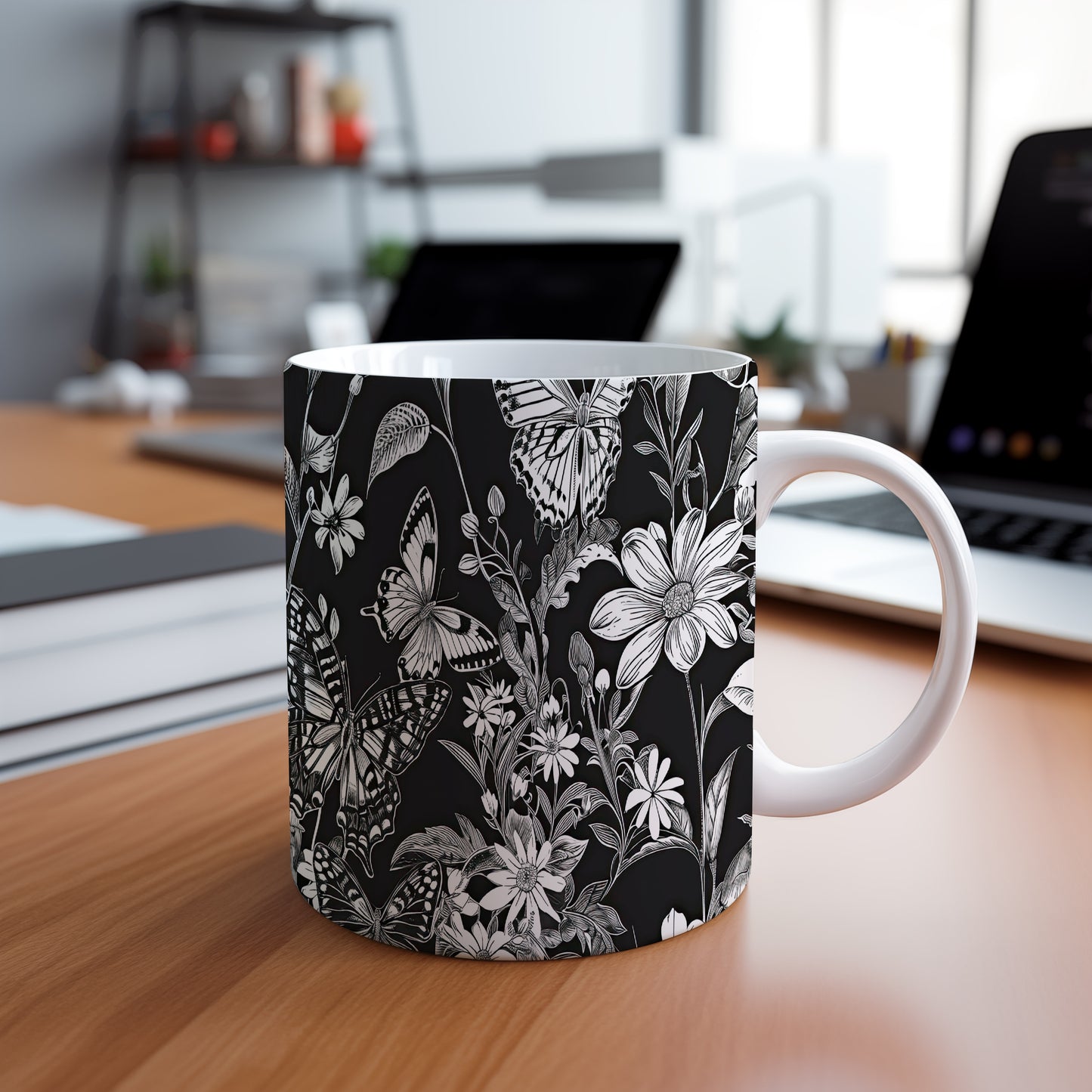 Hrnek s elegantními květinami a motýly na černém pozadí