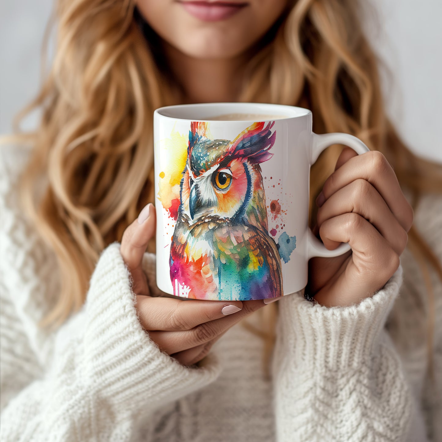 Hrnek s barevným motivem sovy – výrazným designem