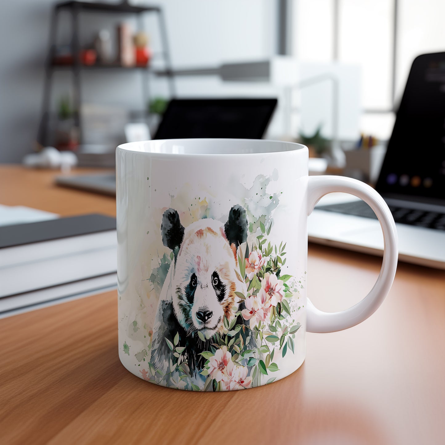 Hrnek s pandou a květinami – výrazným designem